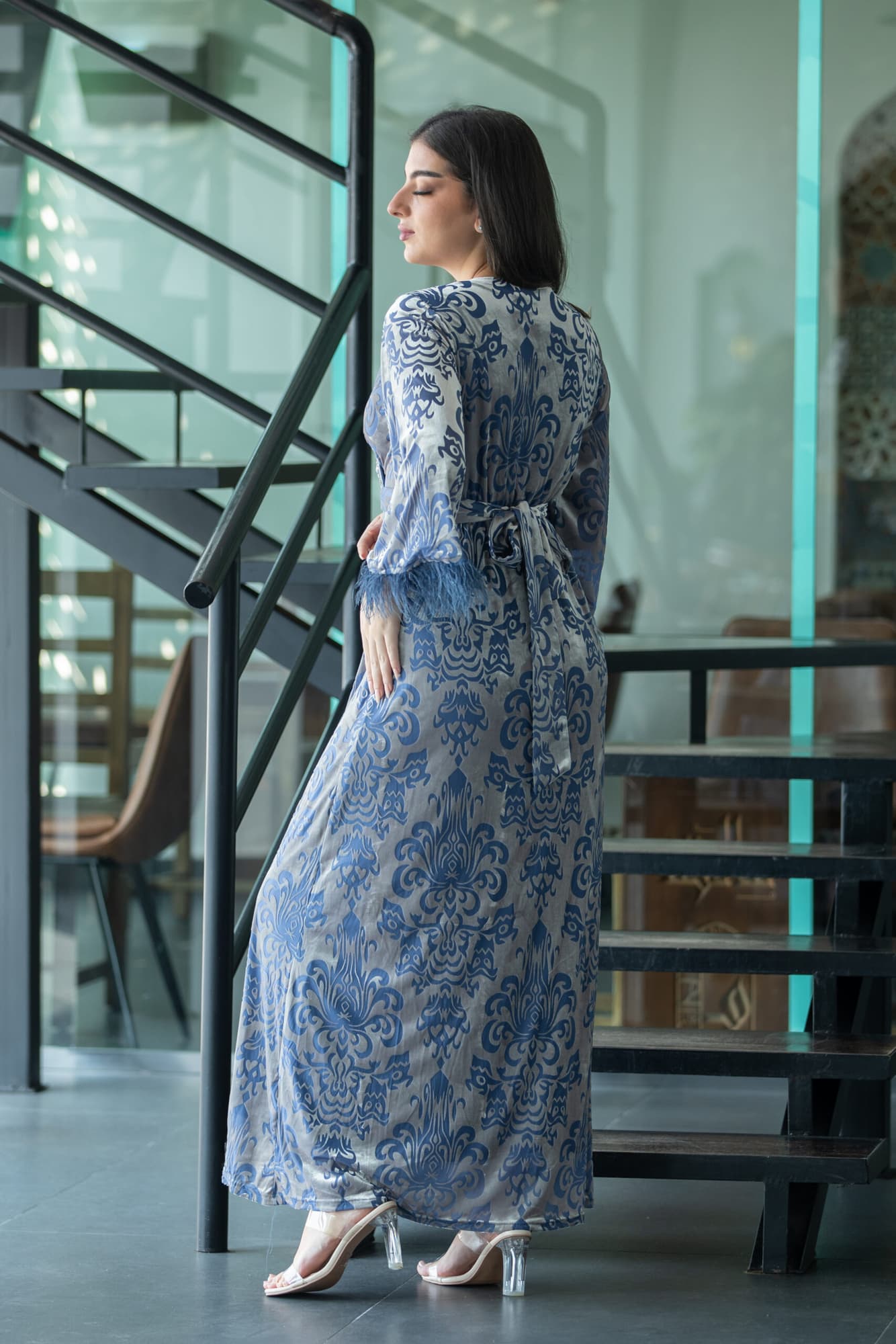 فستان مخمل بخط عنق على شكل v مزين بكريستال