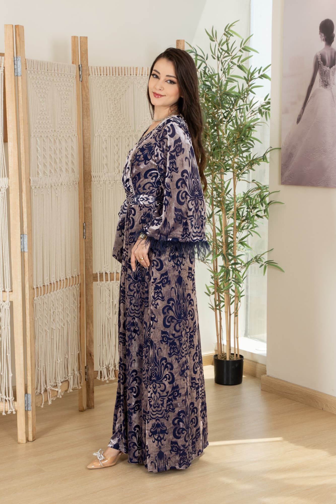 فستان مخمل بخط عنق على شكل v مزين بكريستال