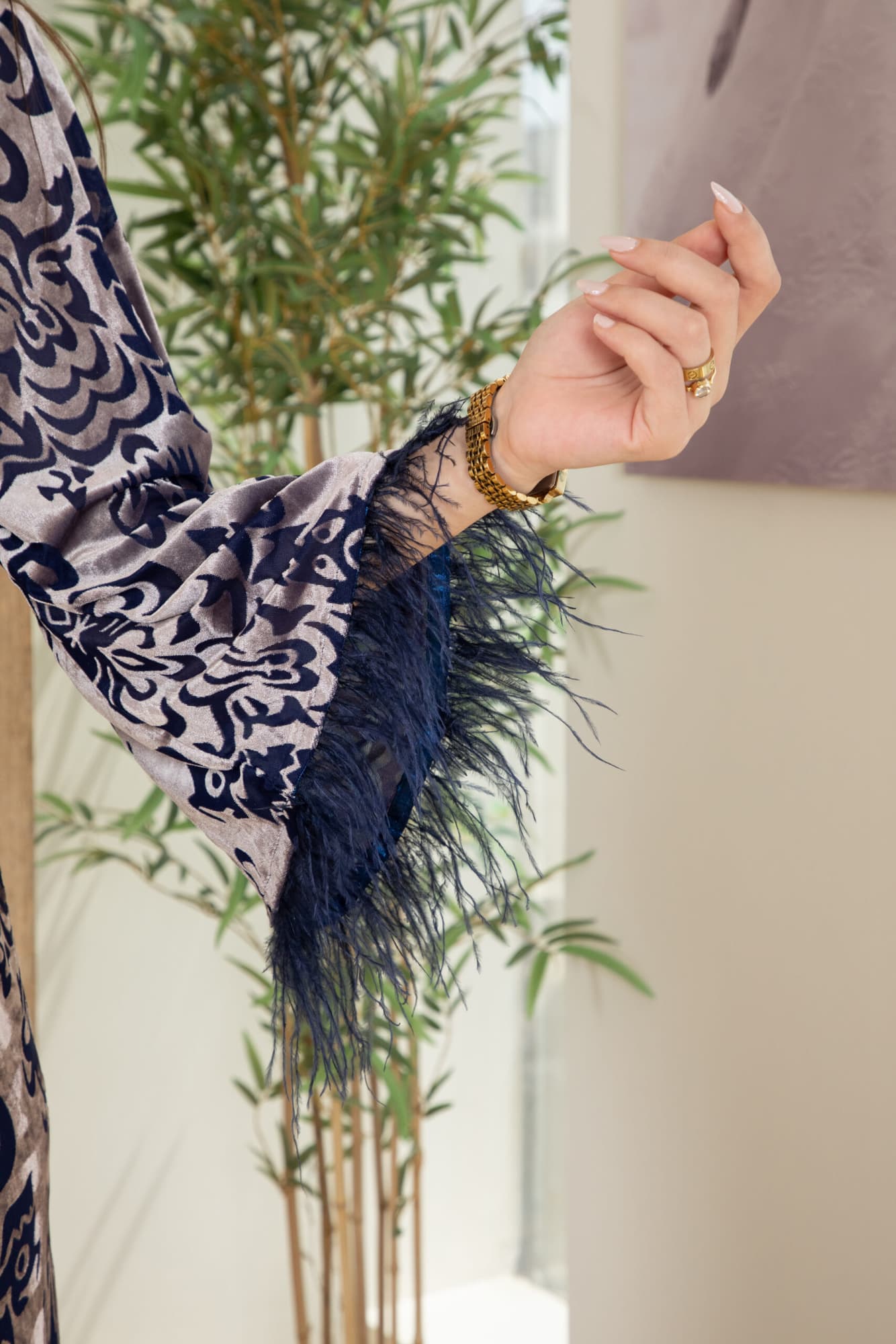 فستان مخمل بخط عنق على شكل v مزين بكريستال