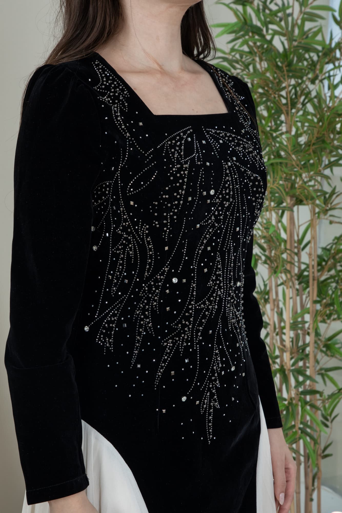 فستان شتوي مخمل بكسرات من الجوانب اسود