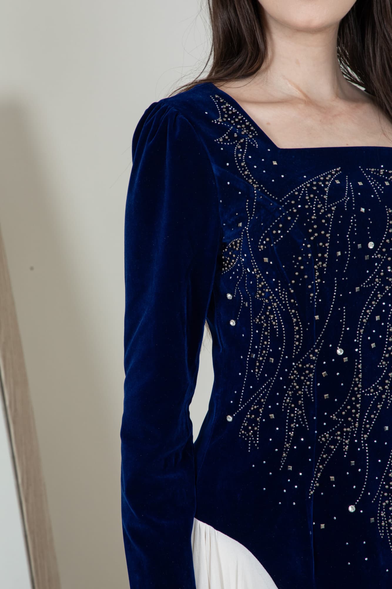 فستان شتوي مخمل بكسرات من الجوانب ازرق غامق