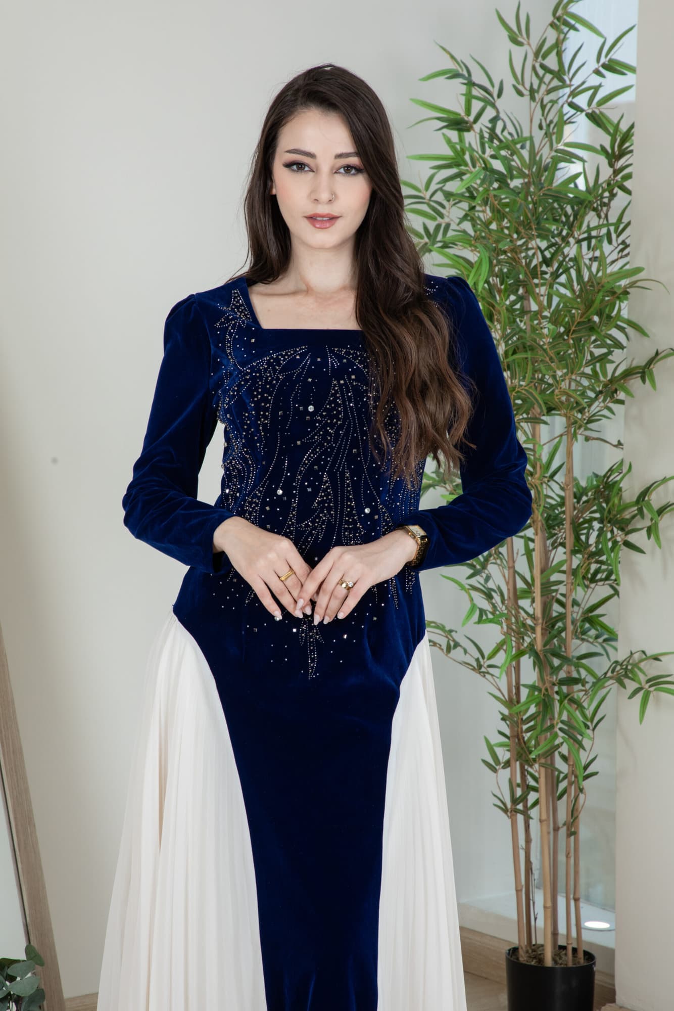 فستان شتوي مخمل بكسرات من الجوانب