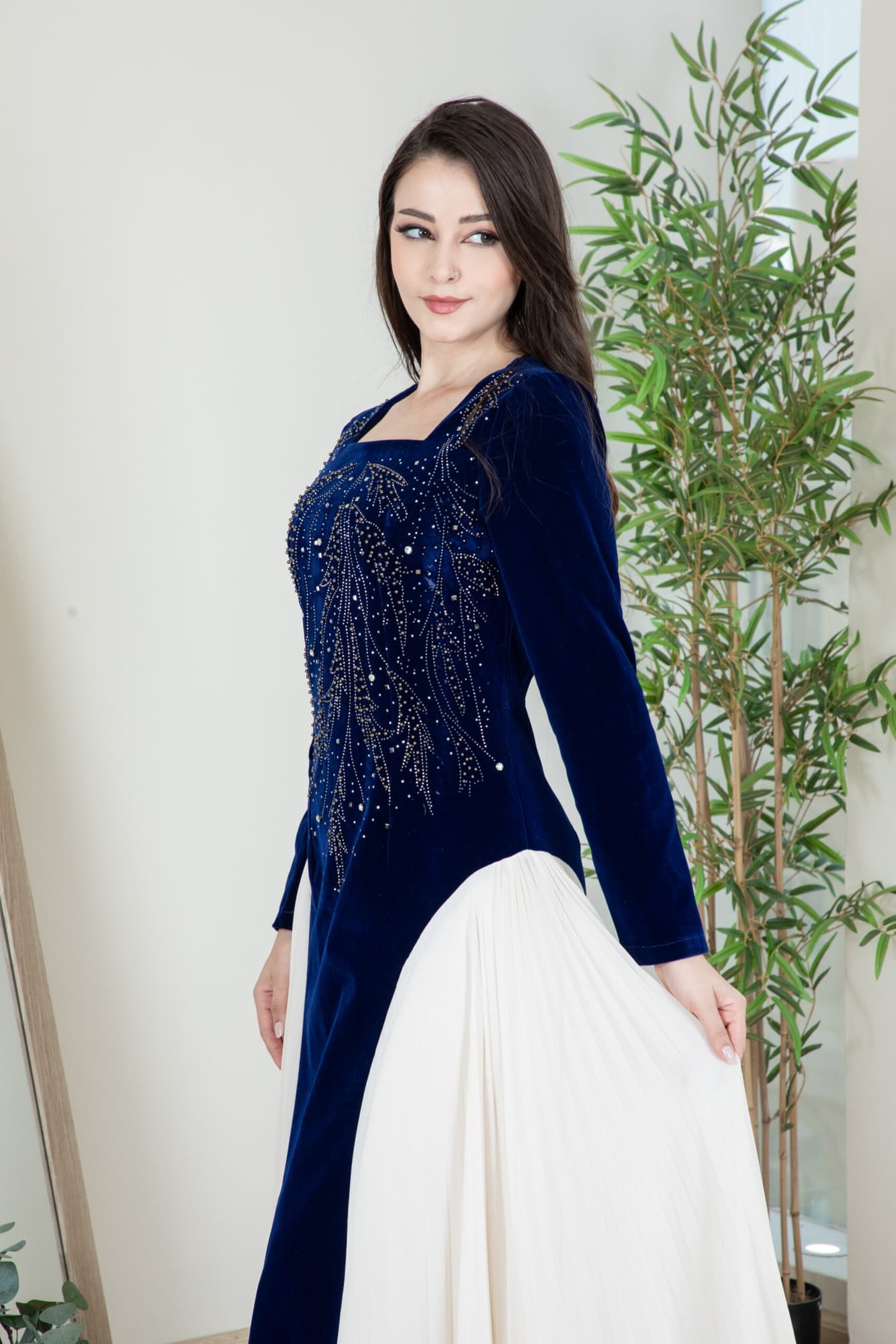 فستان شتوي مخمل بكسرات من الجوانب