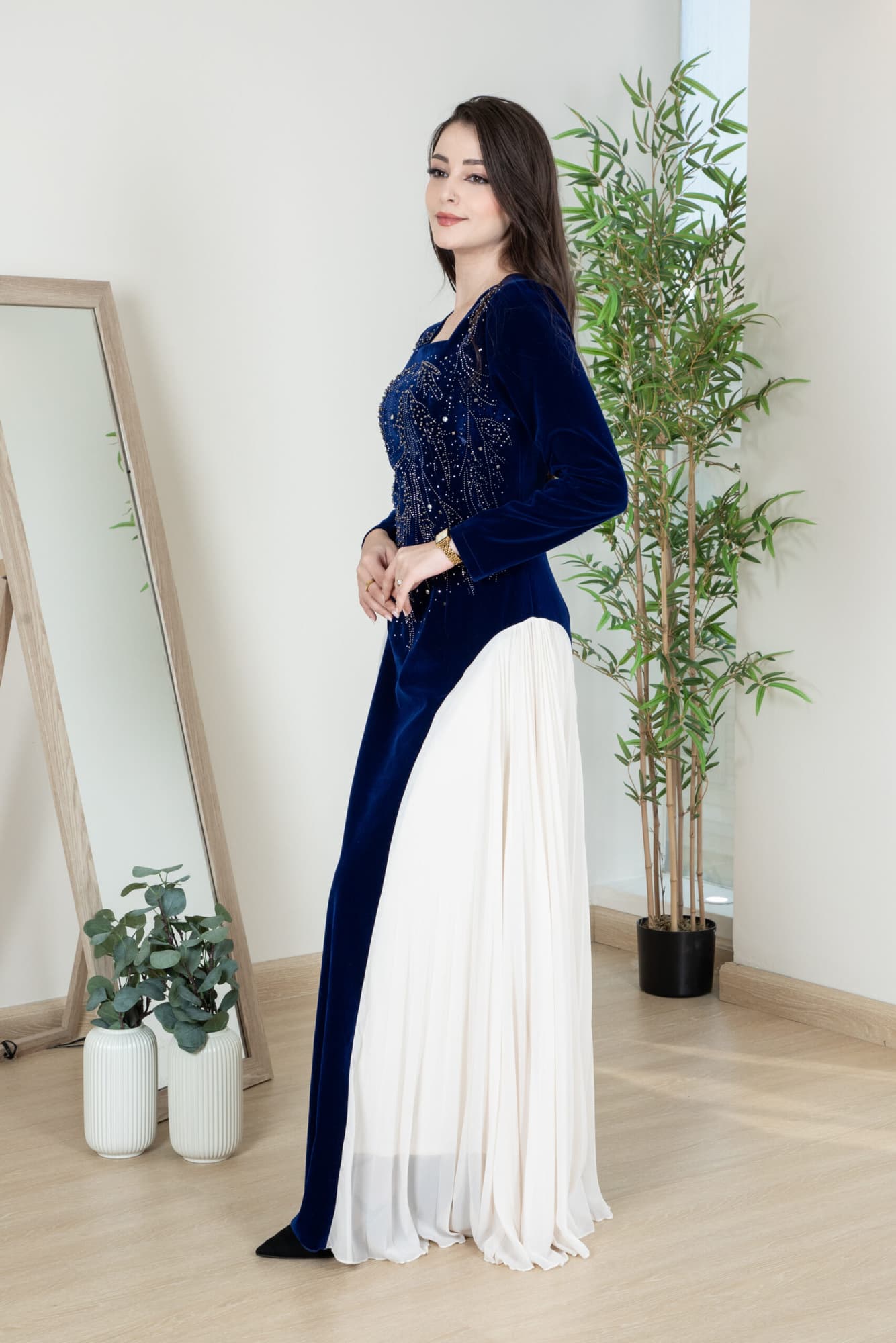 فستان شتوي مخمل بكسرات من الجوانب