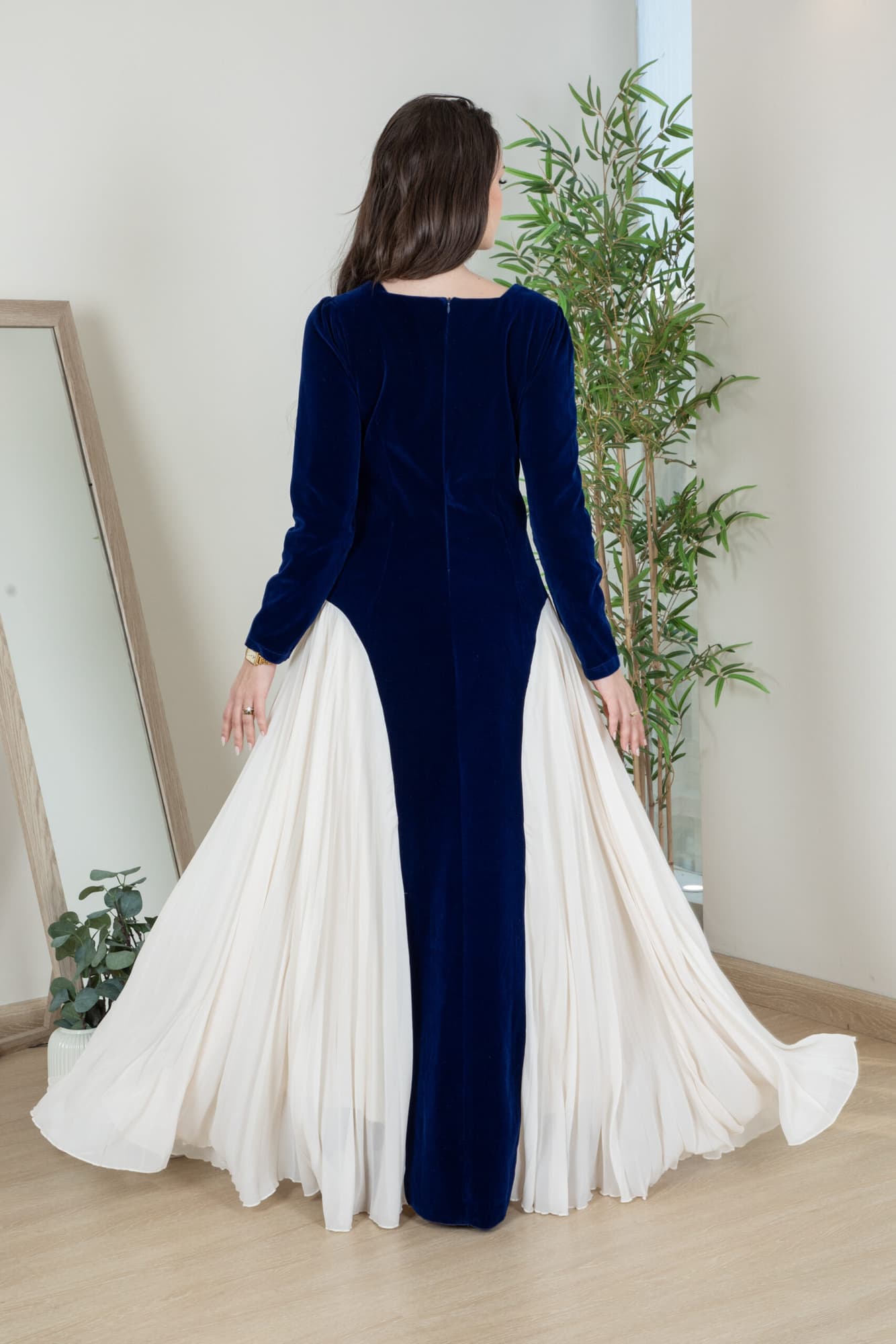 فستان شتوي مخمل بكسرات من الجوانب