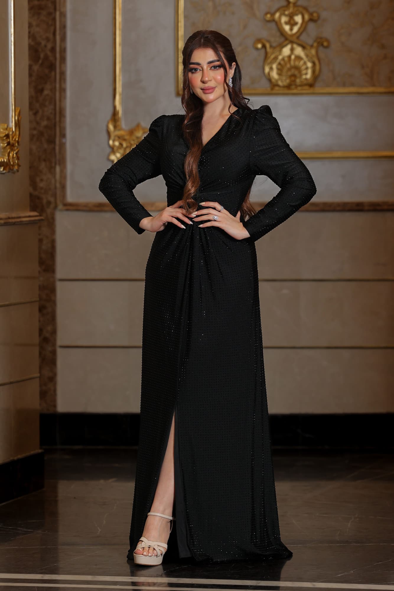 فستان سهرة ناعم ماسك عالجسم بخط عنق على شكل V