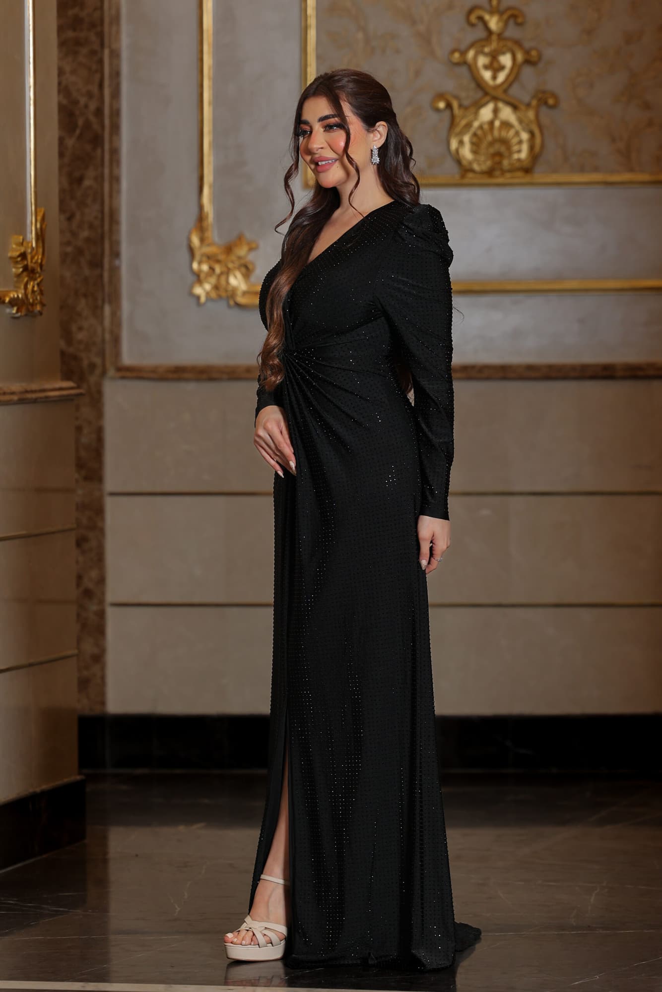 فستان سهرة ناعم ماسك عالجسم بخط عنق على شكل V