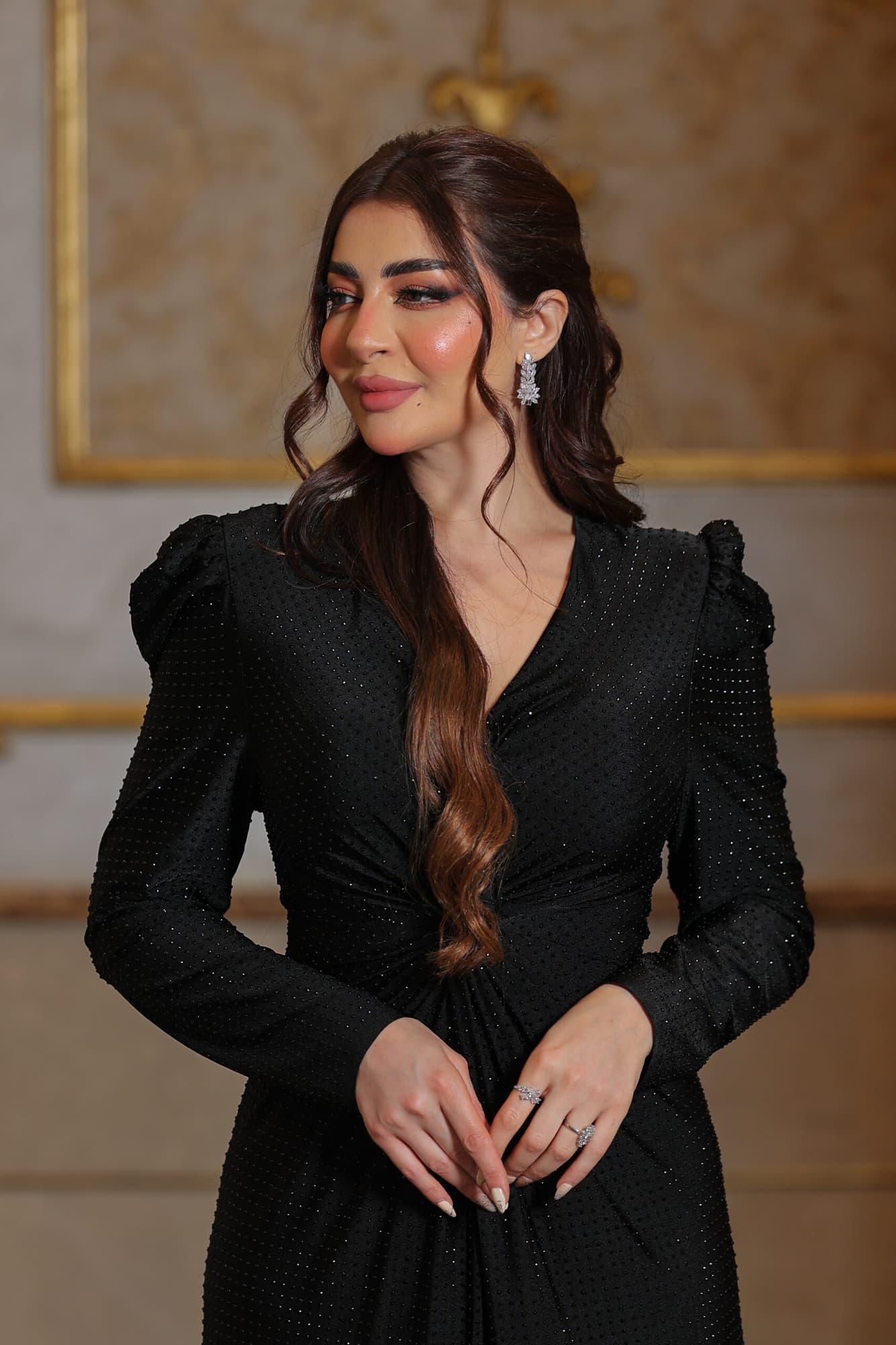 فستان سهرة ناعم ماسك عالجسم بخط عنق على شكل V