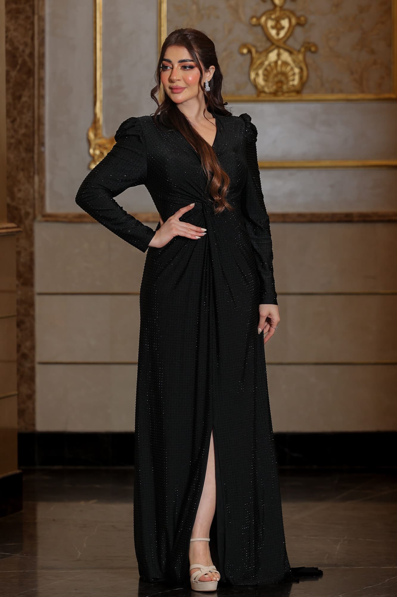 فستان سهرة ناعم ماسك عالجسم بخط عنق على شكل V