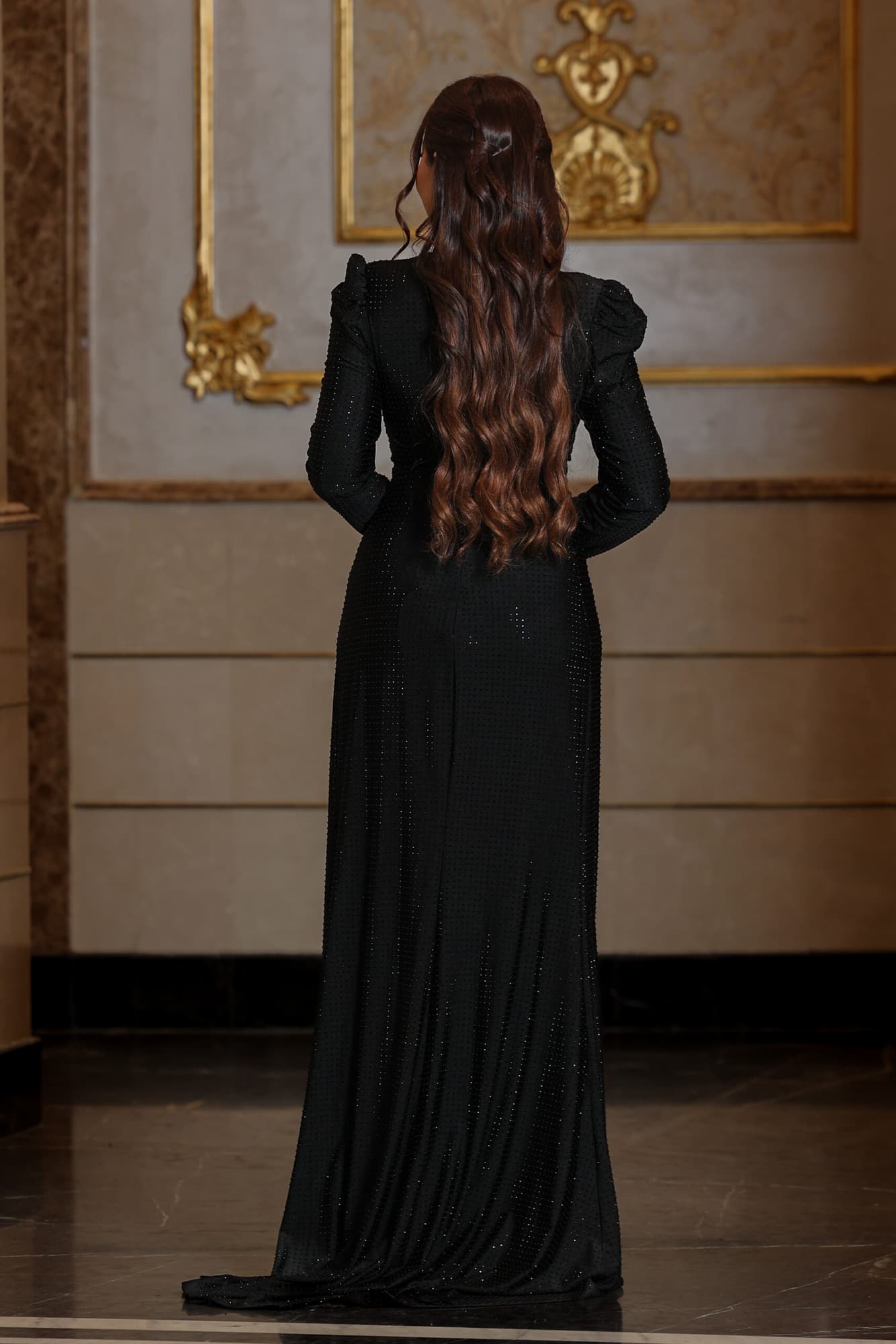 فستان سهرة ناعم ماسك عالجسم بخط عنق على شكل V