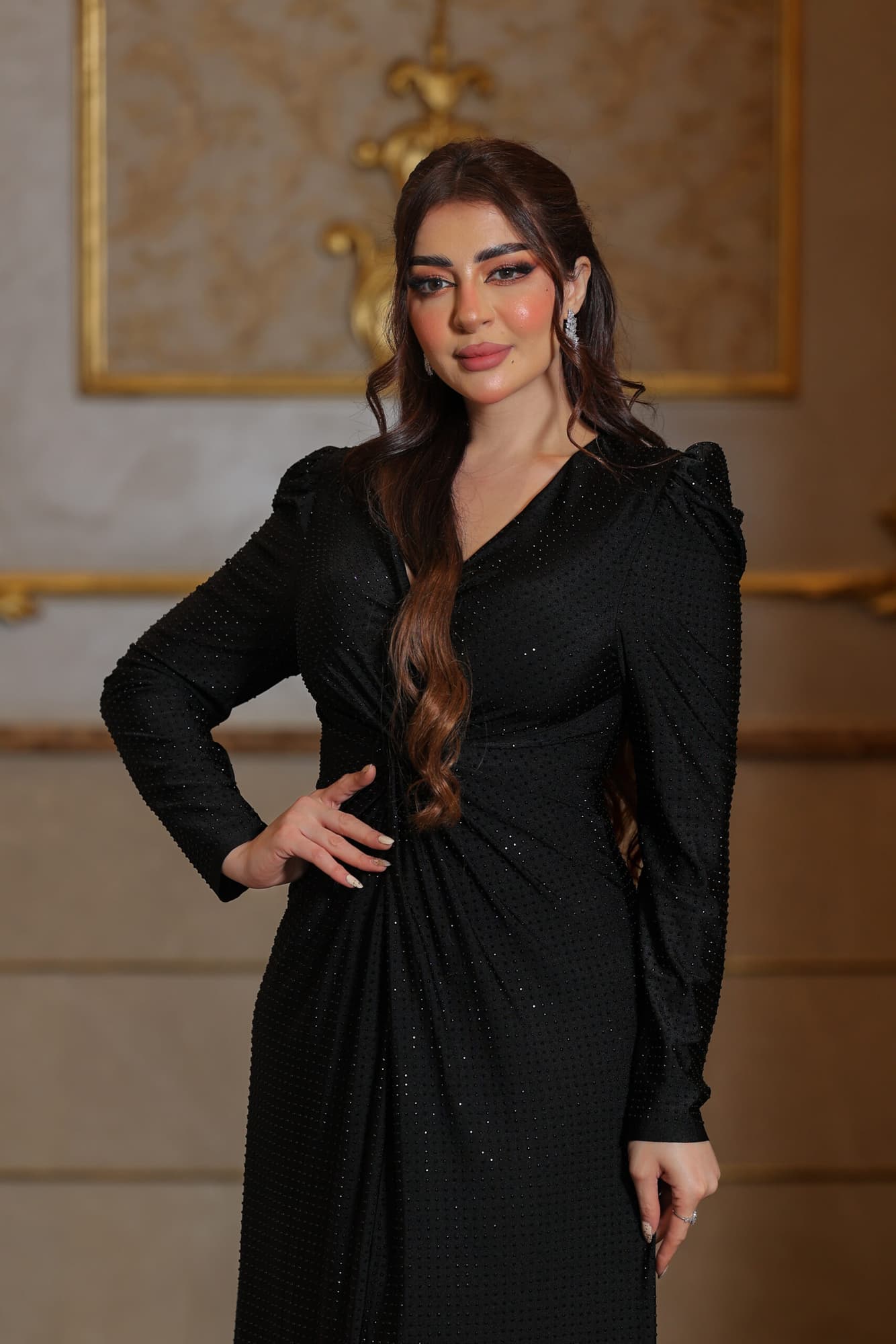 فستان سهرة ناعم ماسك عالجسم بخط عنق على شكل V