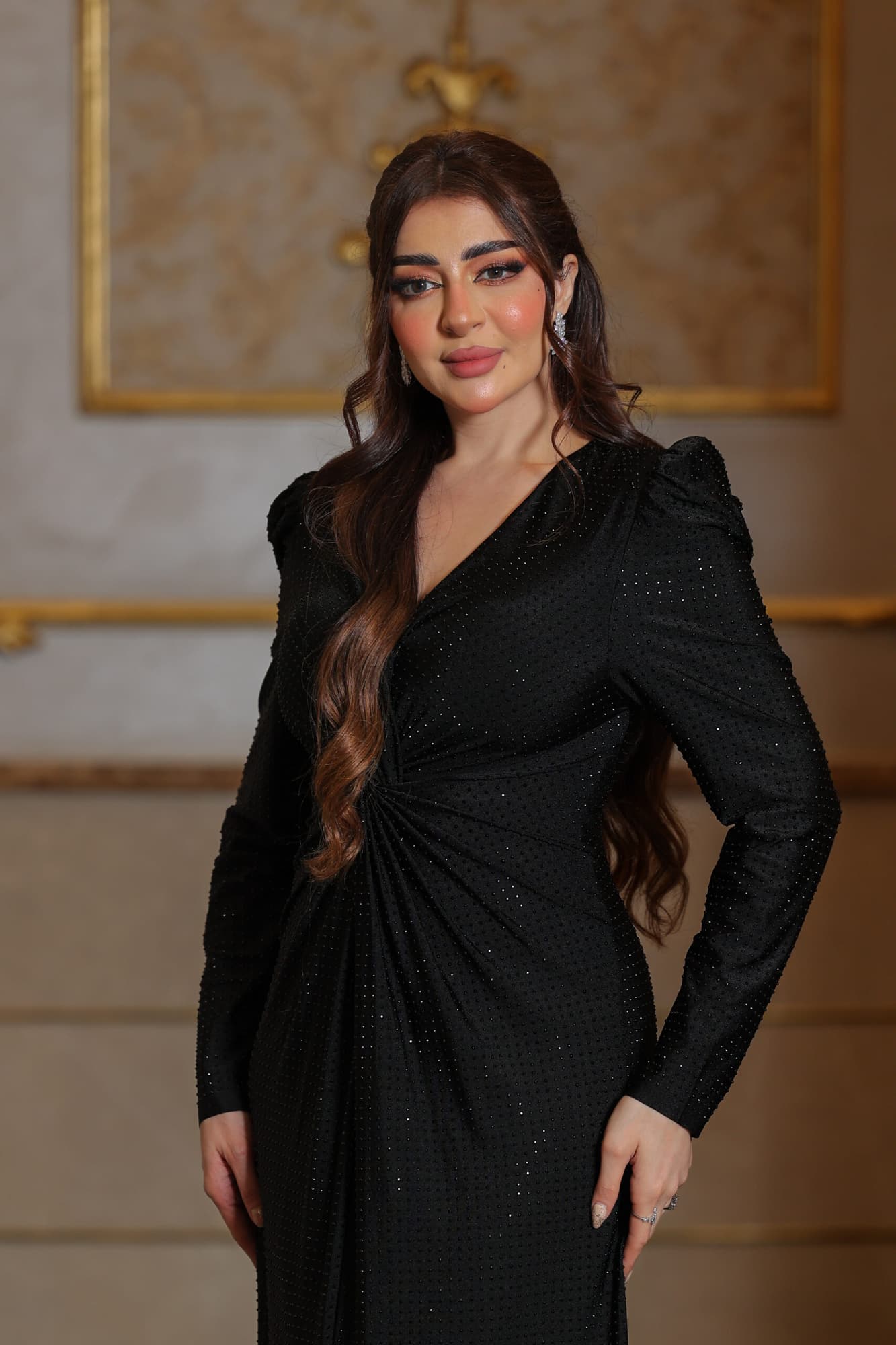 فستان سهرة ناعم ماسك عالجسم بخط عنق على شكل V