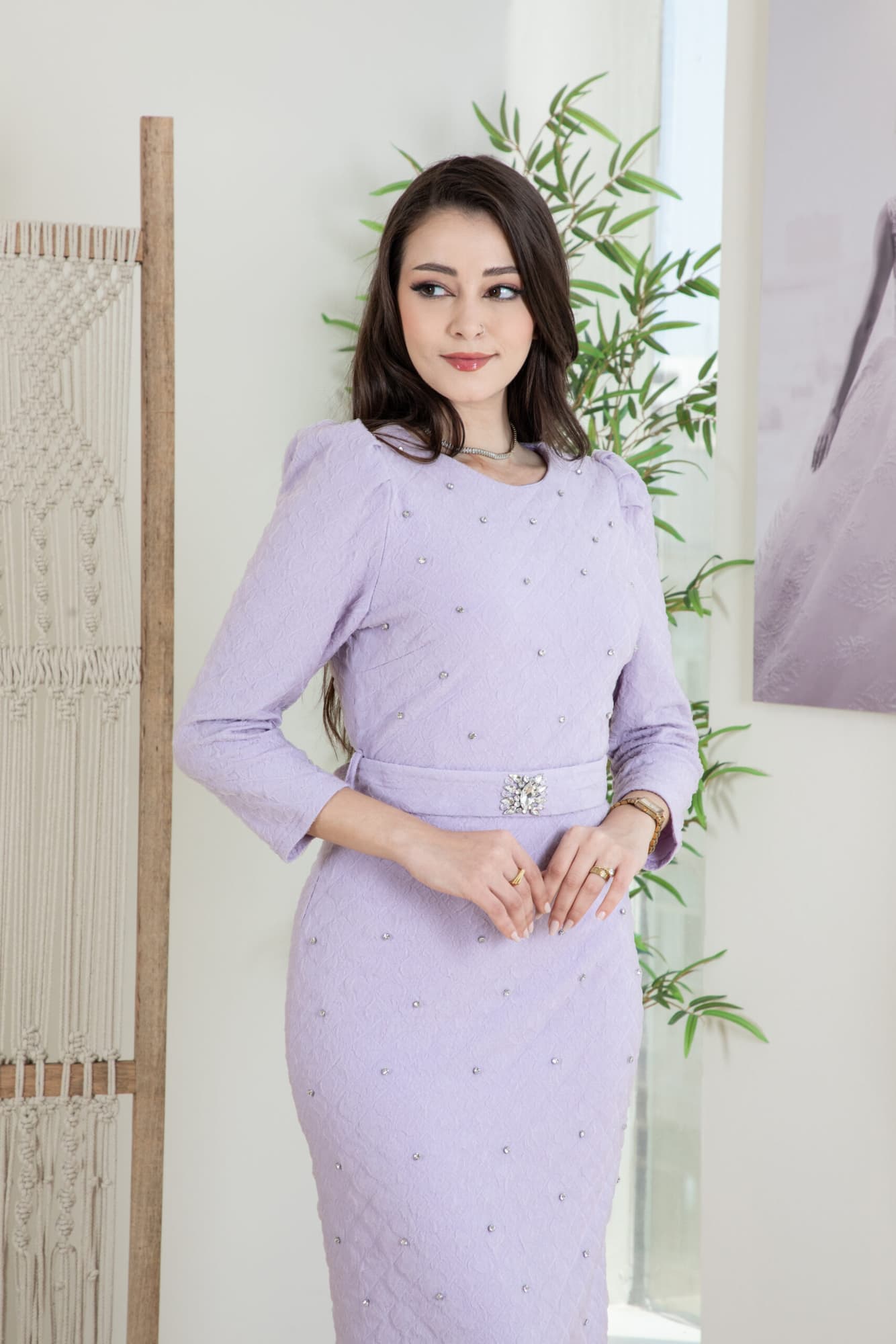 فستان شتوي ماسك بفصوص متفرقة وحزام قماش