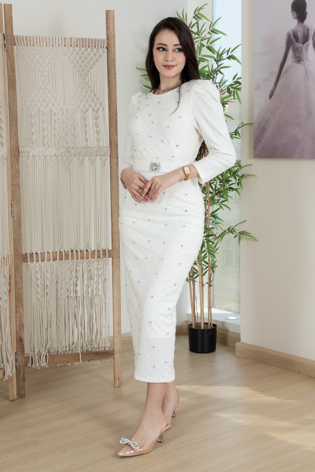 فستان شتوي ماسك بفصوص متفرقة وحزام قماش