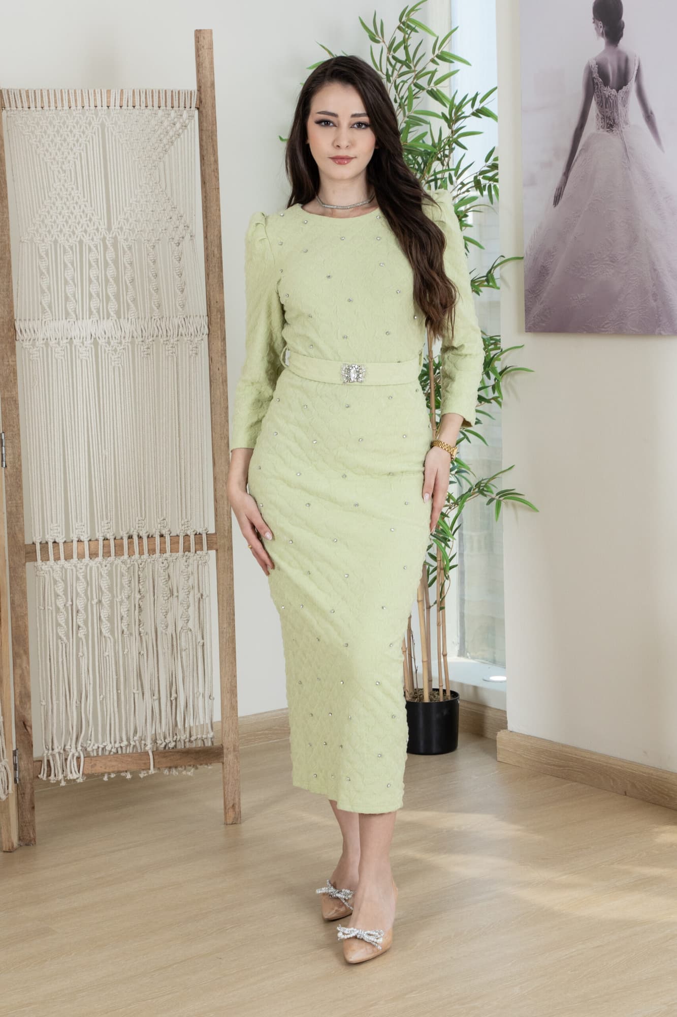 فستان شتوي ماسك بفصوص متفرقة وحزام قماش