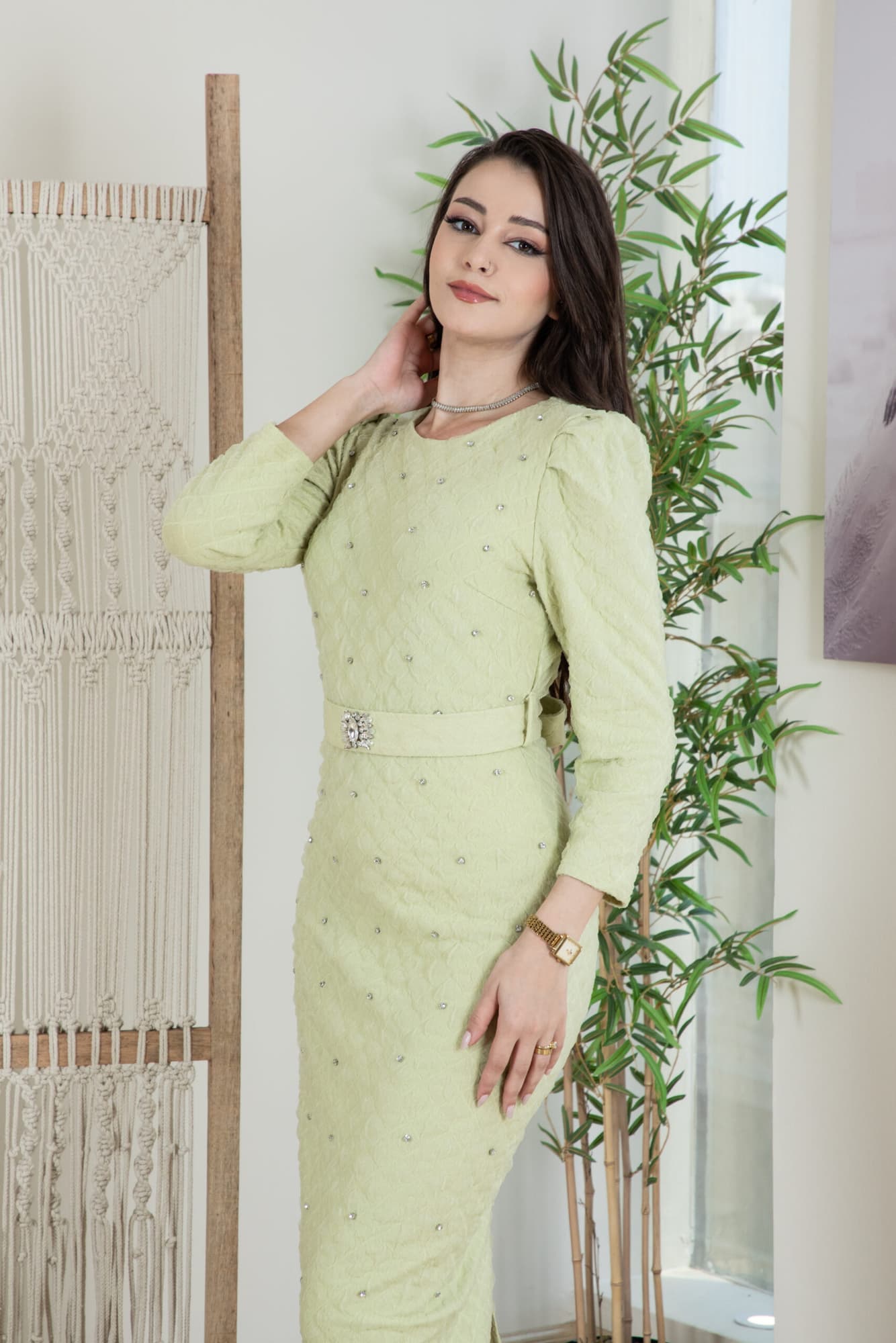 فستان شتوي ماسك بفصوص متفرقة وحزام قماش