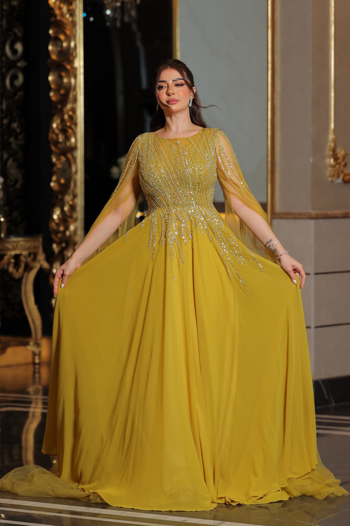 فستان سهره كلوش مطرز باكمام كيب منسدله