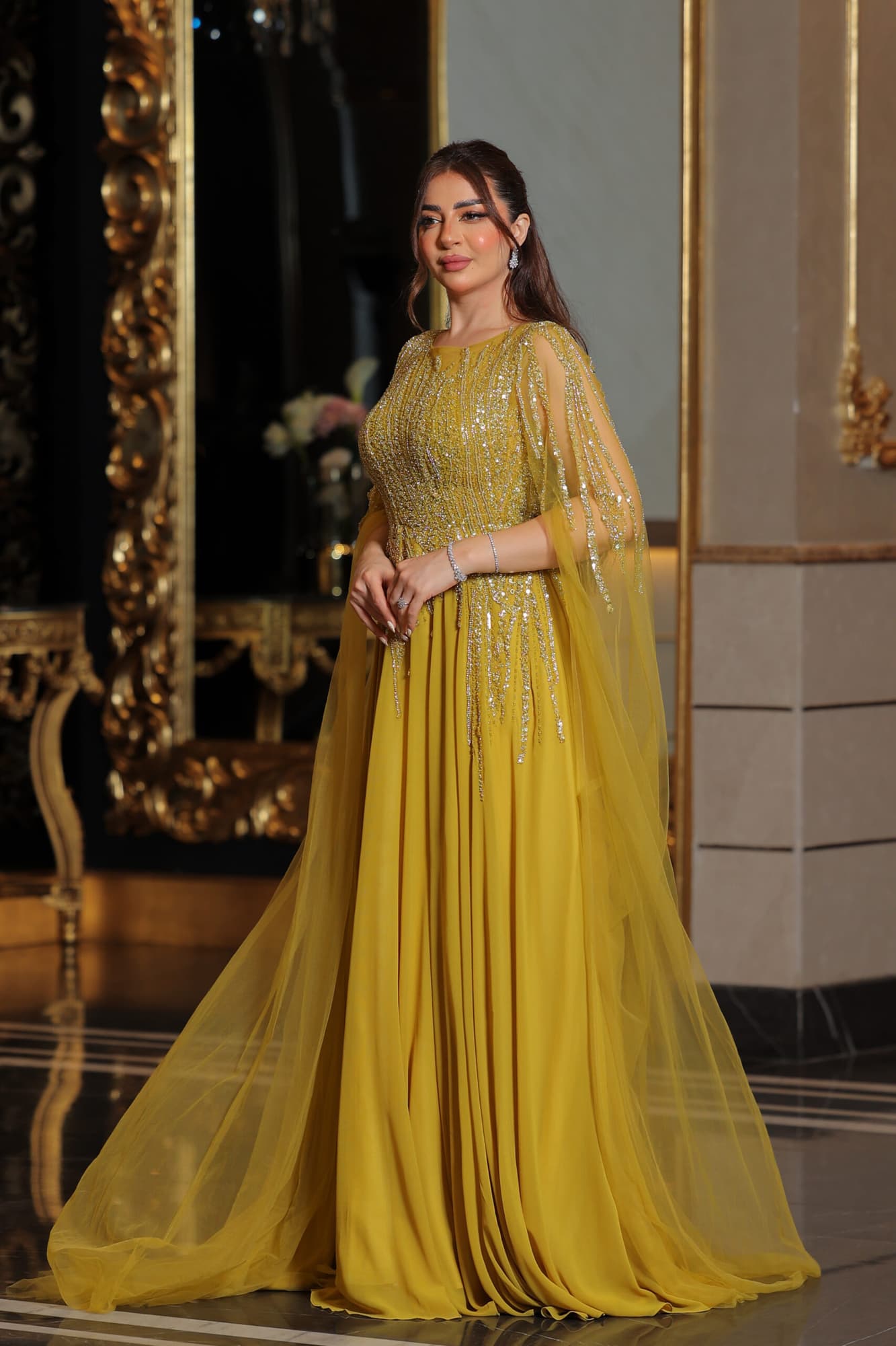 فستان سهره كلوش مطرز باكمام كيب منسدله