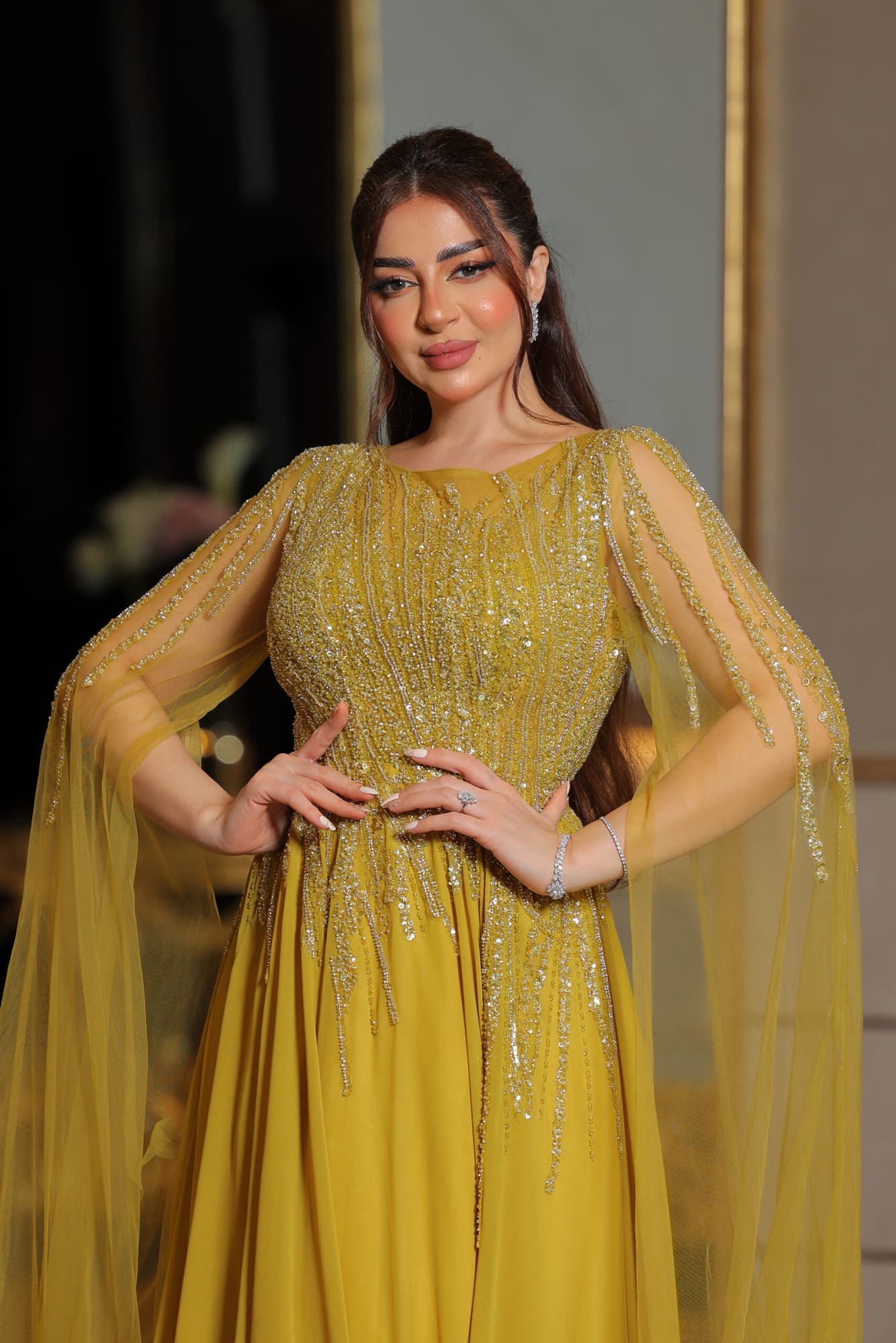 فستان سهره كلوش مطرز باكمام كيب منسدله