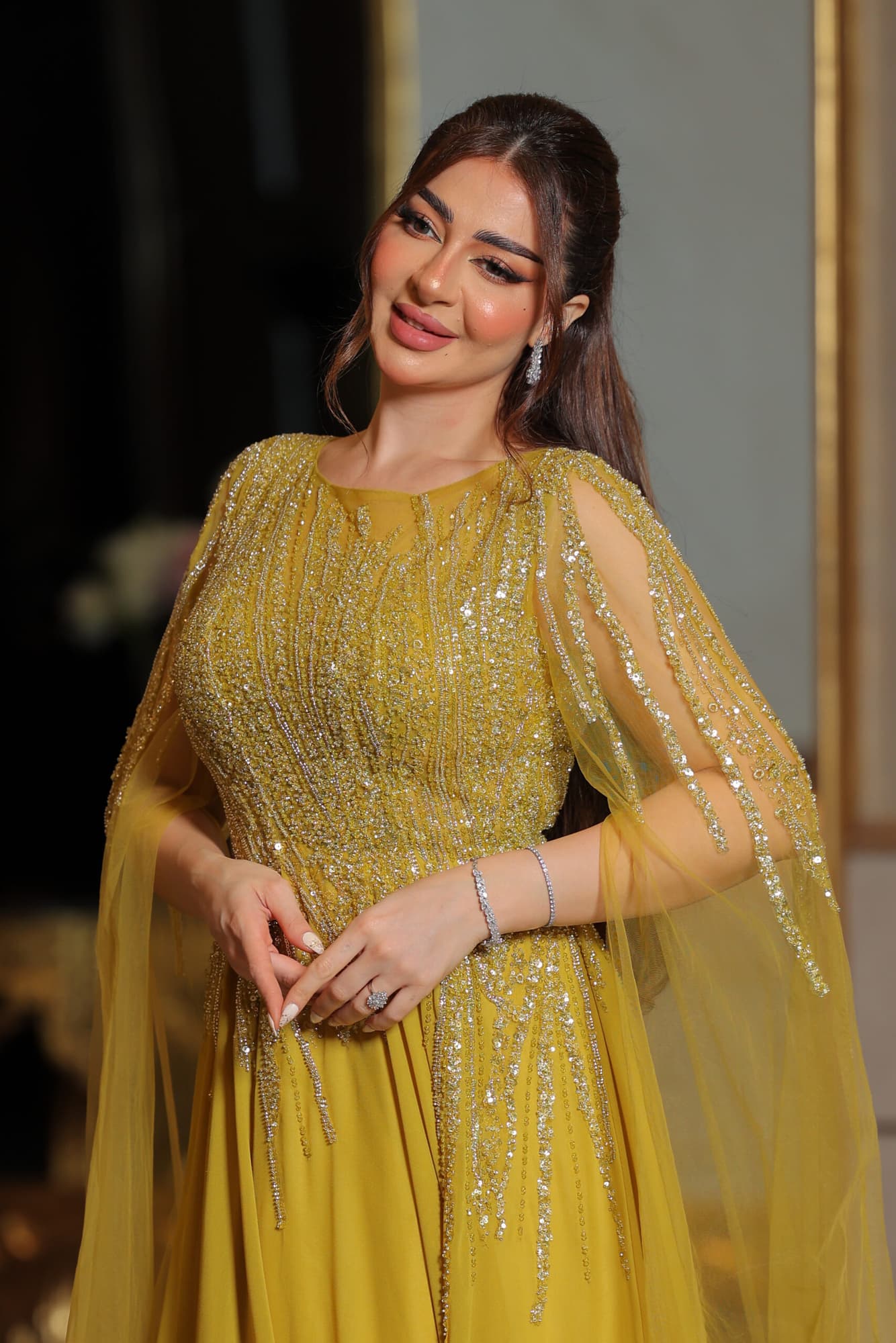 فستان سهره كلوش مطرز باكمام كيب منسدله