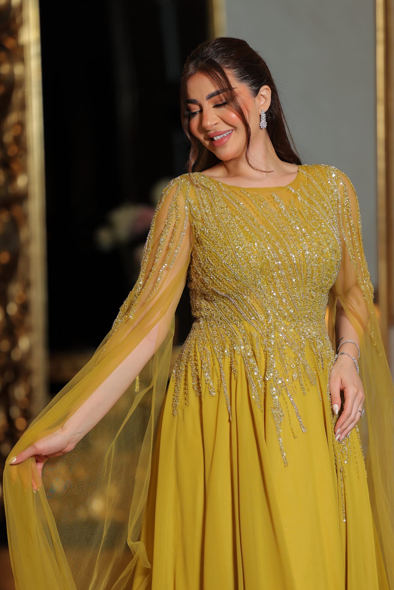 فستان سهره كلوش مطرز باكمام كيب منسدله