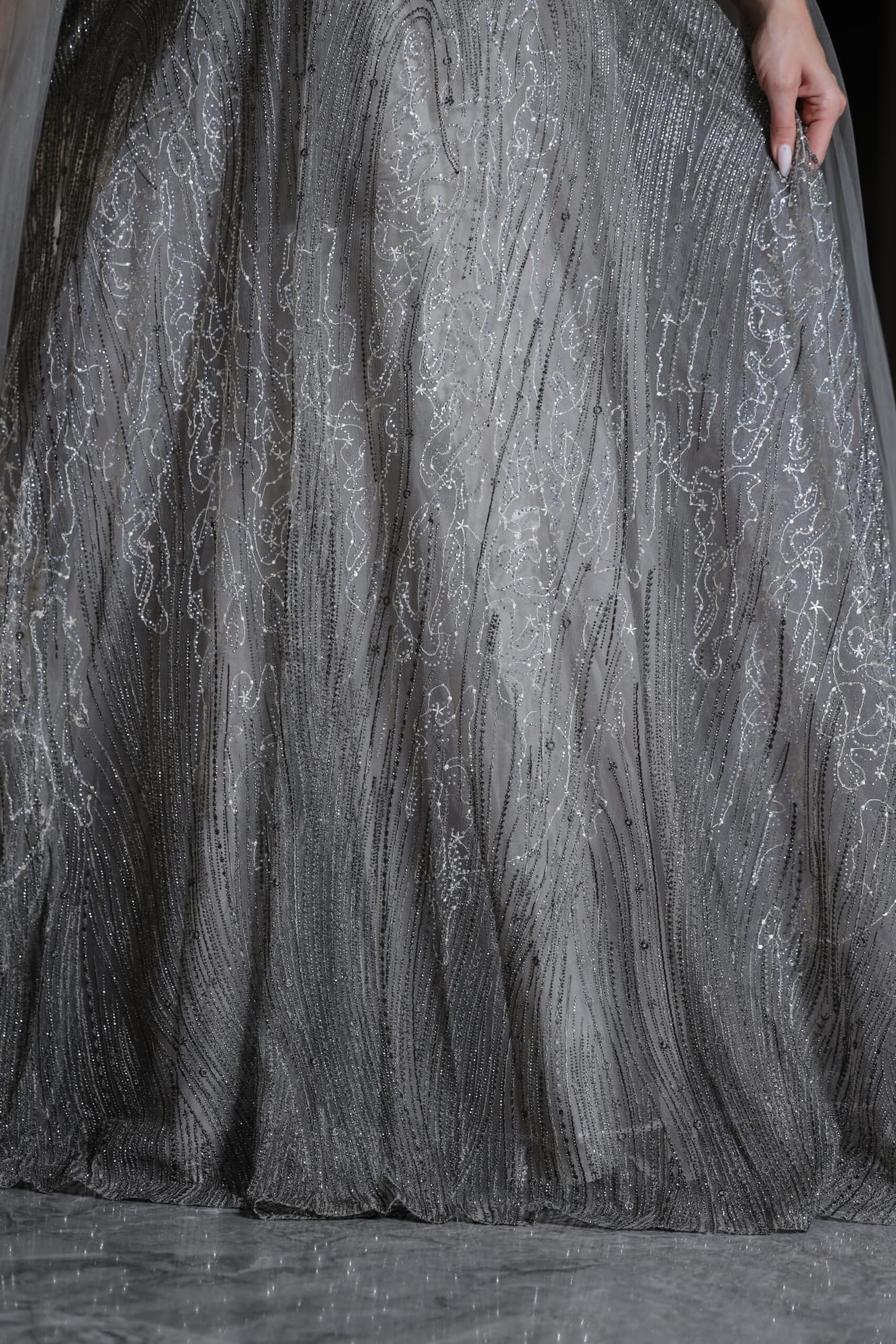 فستان سهرة مطرز كامل اكمام كاب