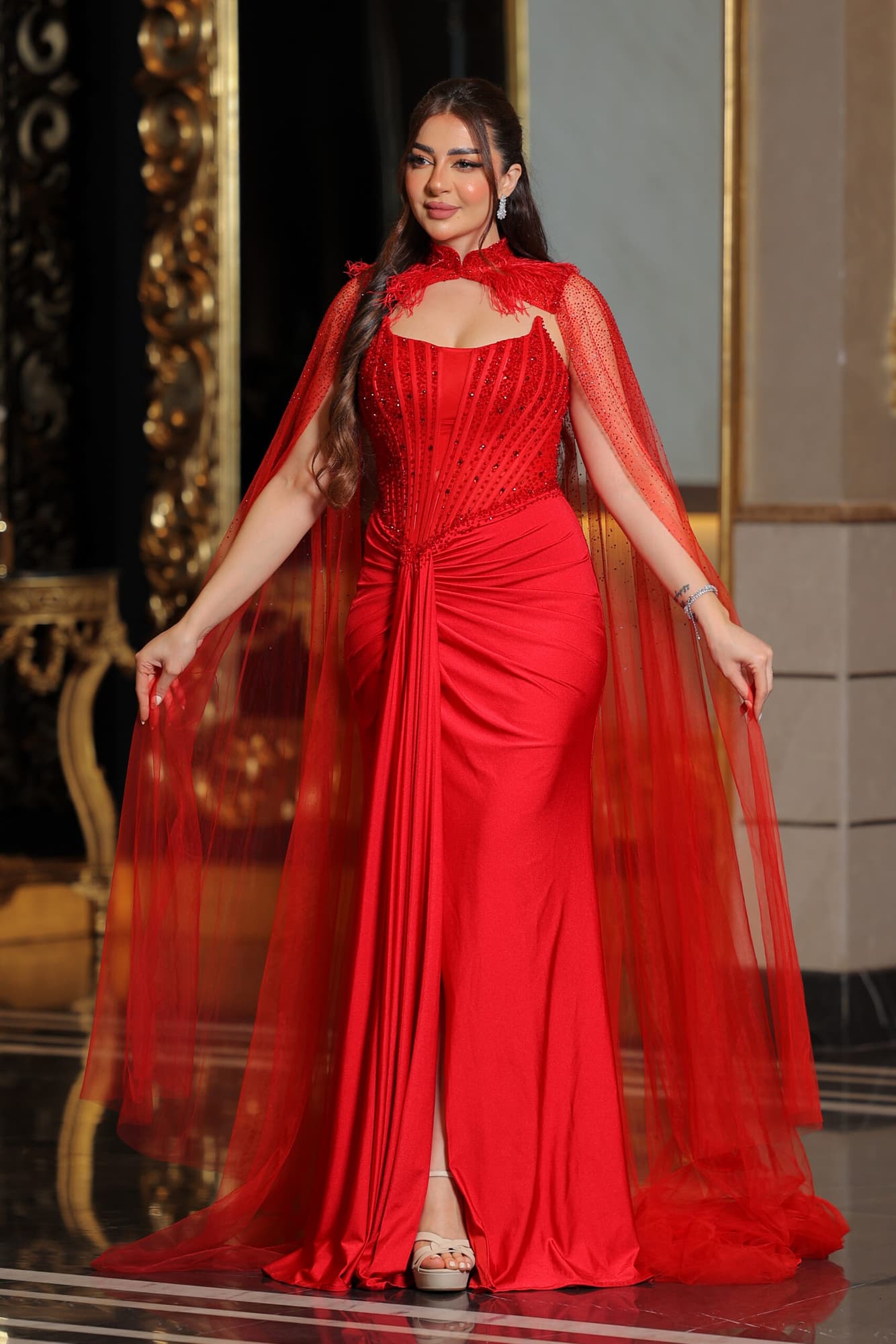 فستان احمر ماسك مع شال خناقي