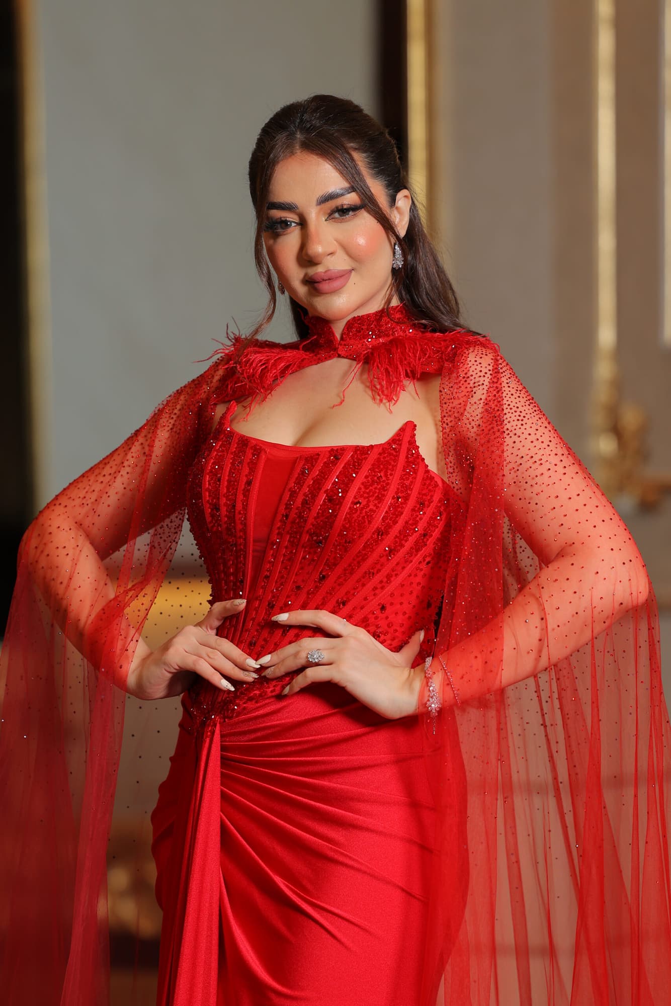 فستان احمر ماسك مع شال خناقي