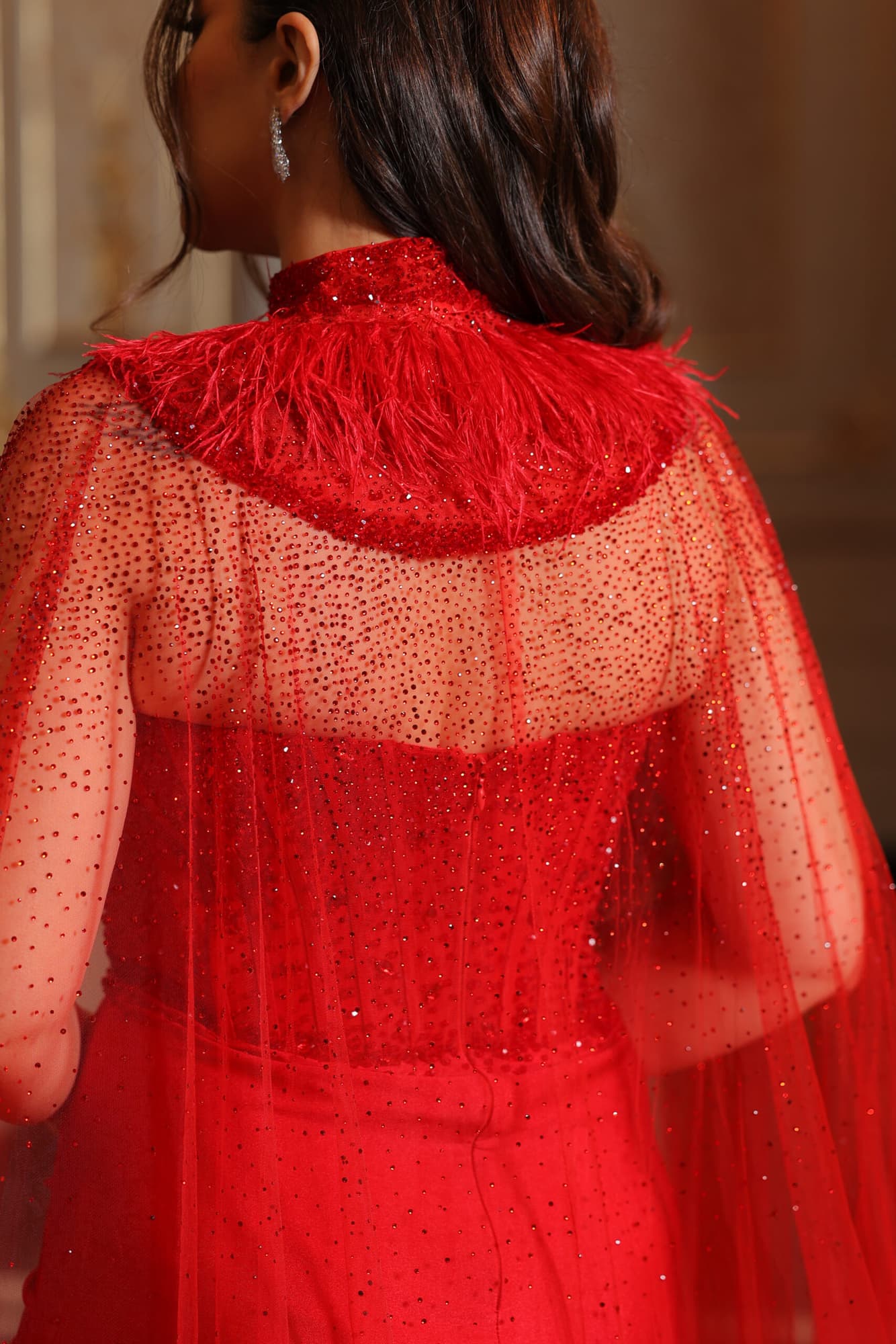 فستان احمر ماسك مع شال خناقي