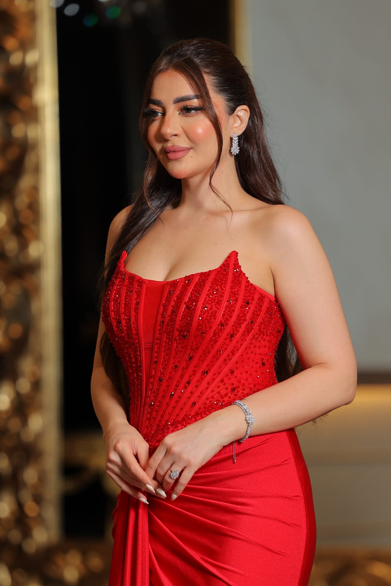 فستان احمر ماسك مع شال خناقي