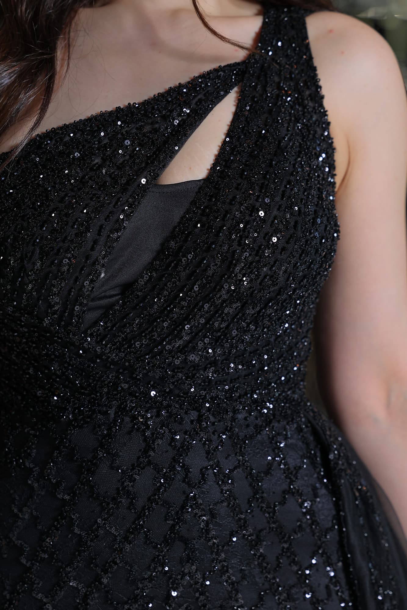 فستان سهرة مزين كامل بالخرز بكتف واحد وقصه ذيل اسود