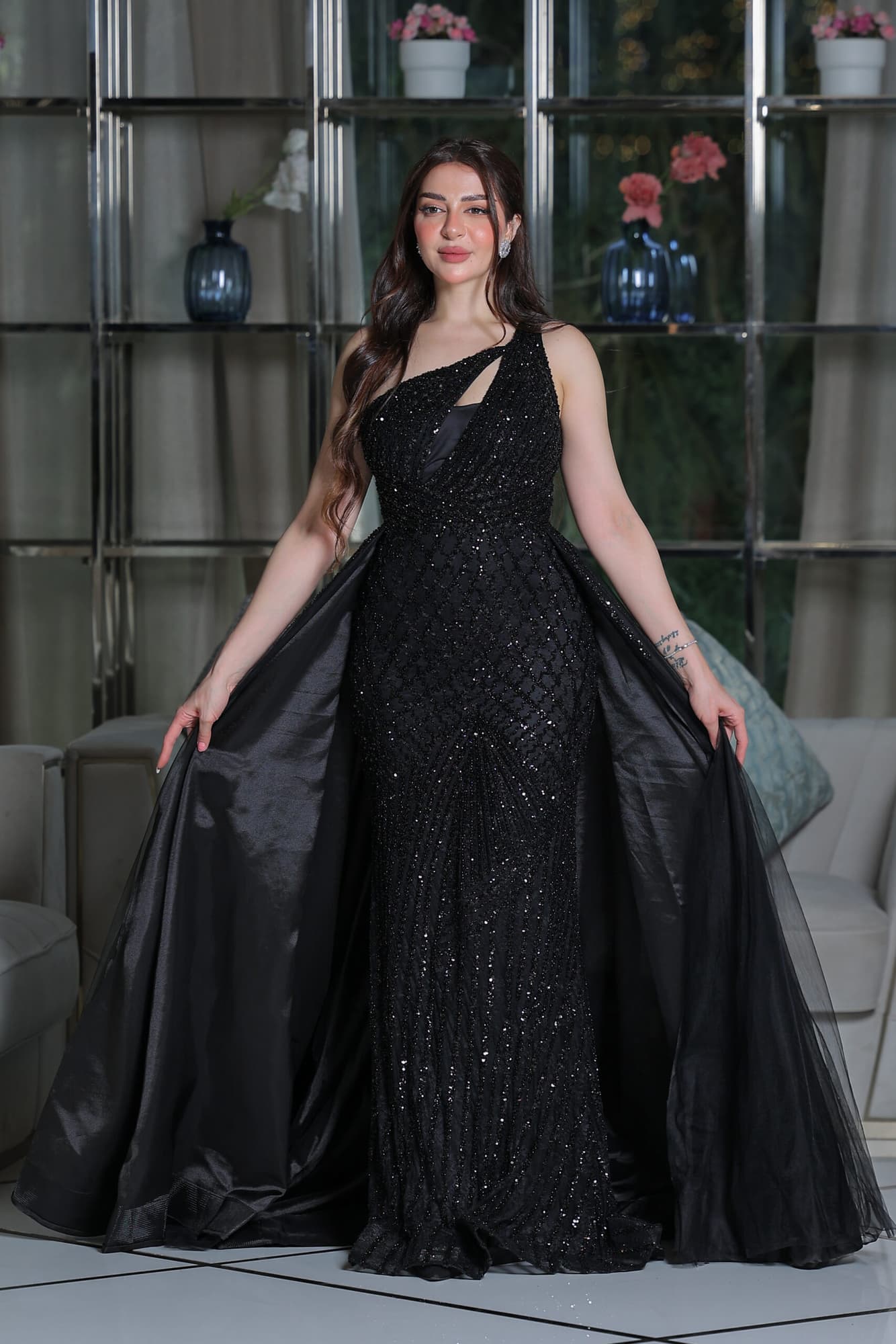 فستان سهرة مزين كامل بالخرز بكتف واحد وقصه ذيل