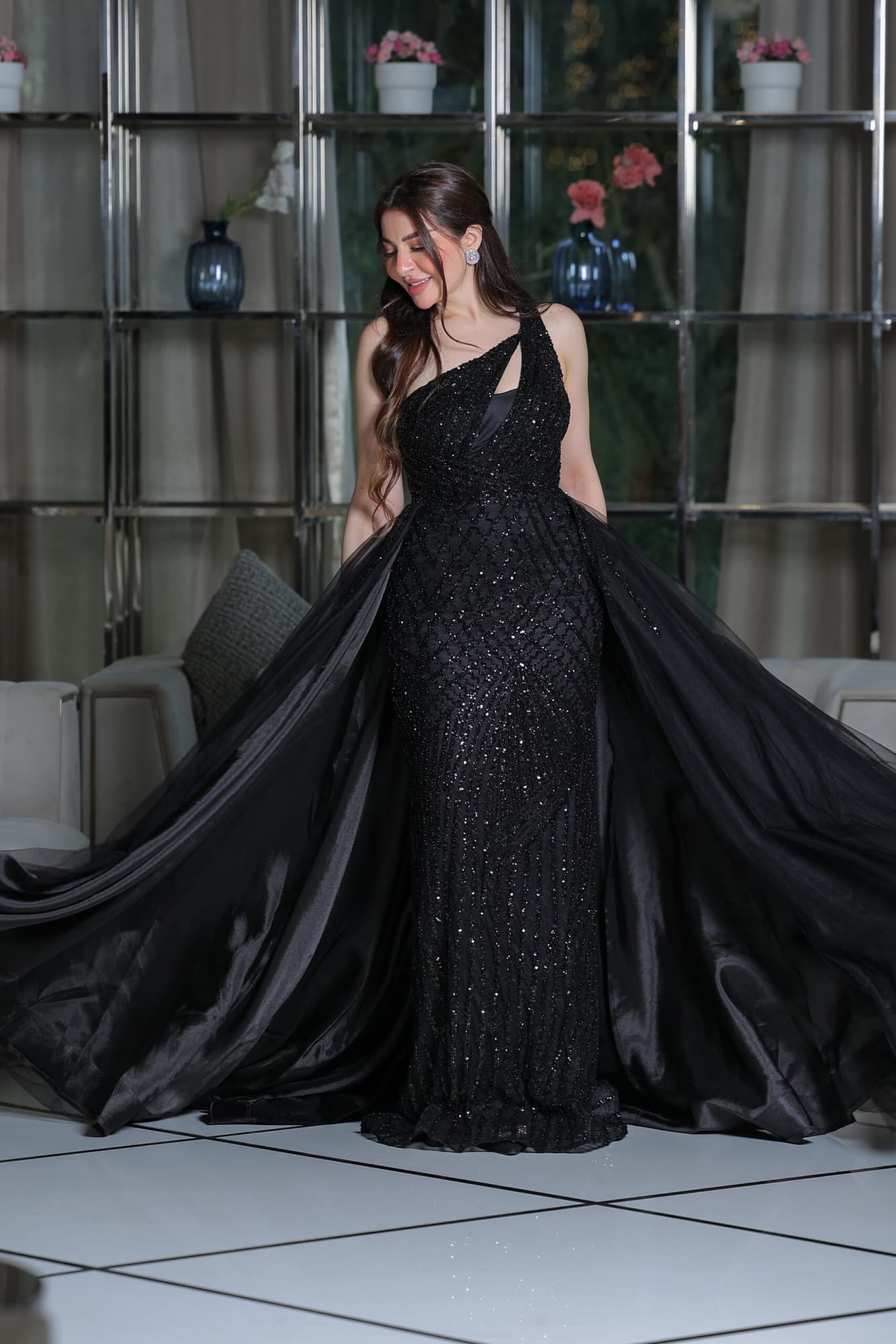 فستان سهرة مزين كامل بالخرز بكتف واحد وقصه ذيل