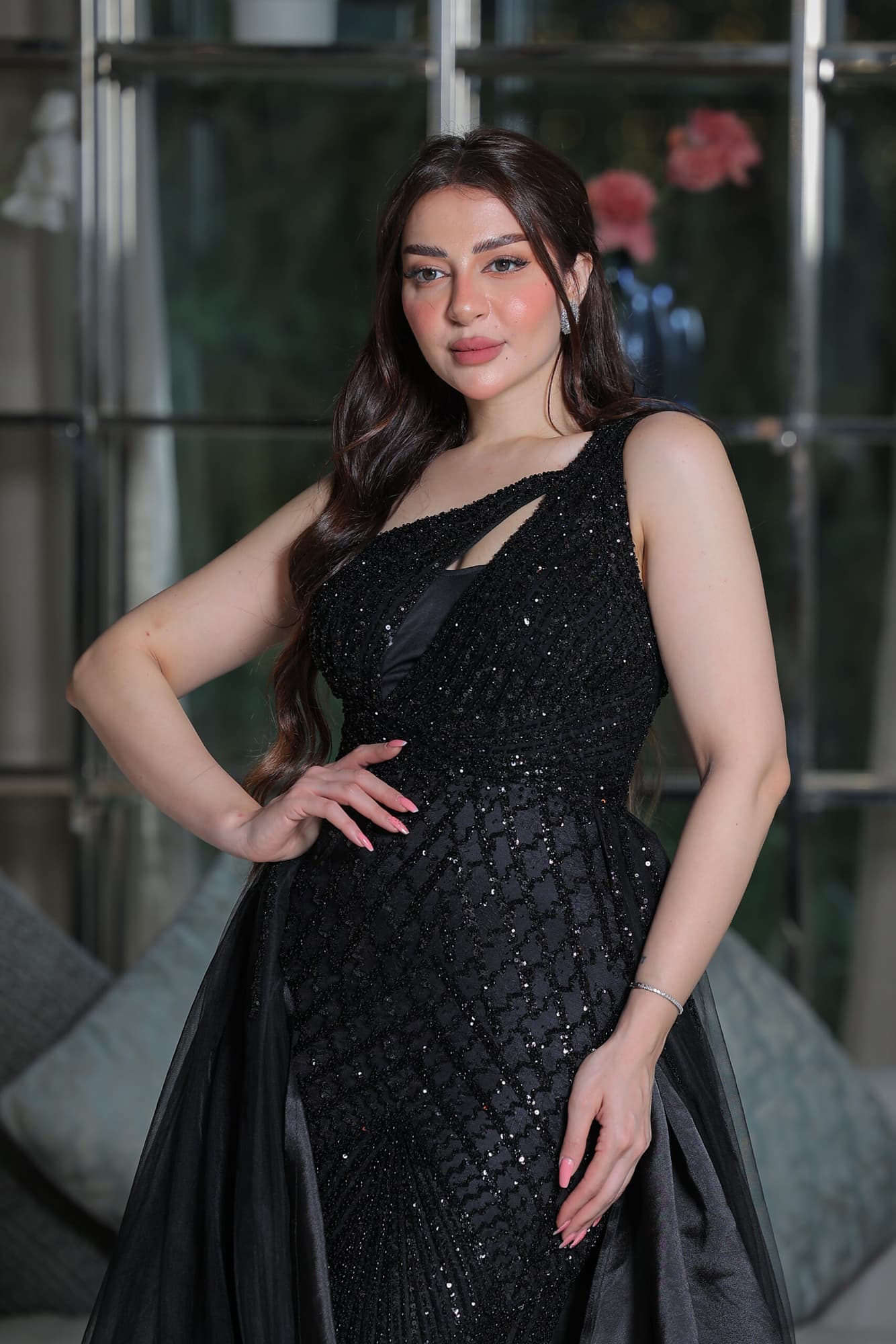 فستان سهرة مزين كامل بالخرز بكتف واحد وقصه ذيل