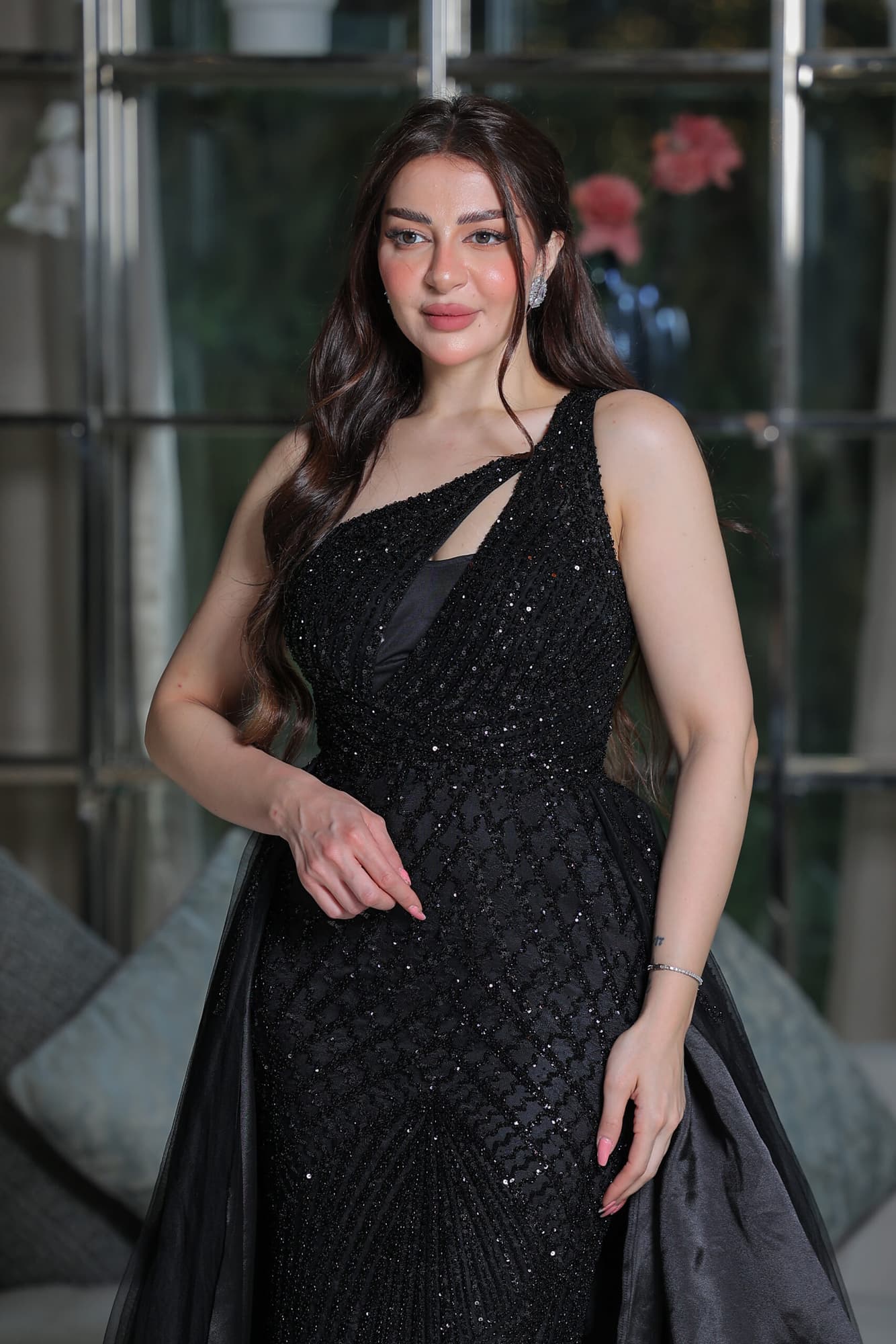 فستان سهرة مزين كامل بالخرز بكتف واحد وقصه ذيل