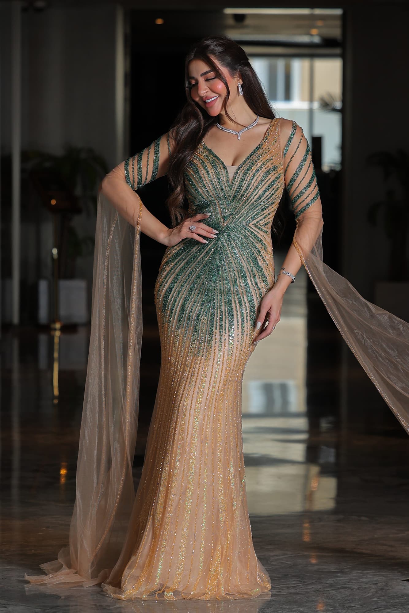 فستان سهرة ماسك بقصة سمكة مطرز بخرز واكمام كيب بيج غامق