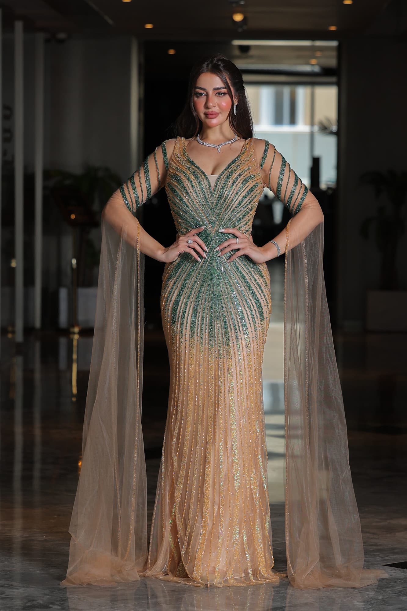 فستان سهرة ماسك بقصة سمكة مطرز بخرز واكمام كيب