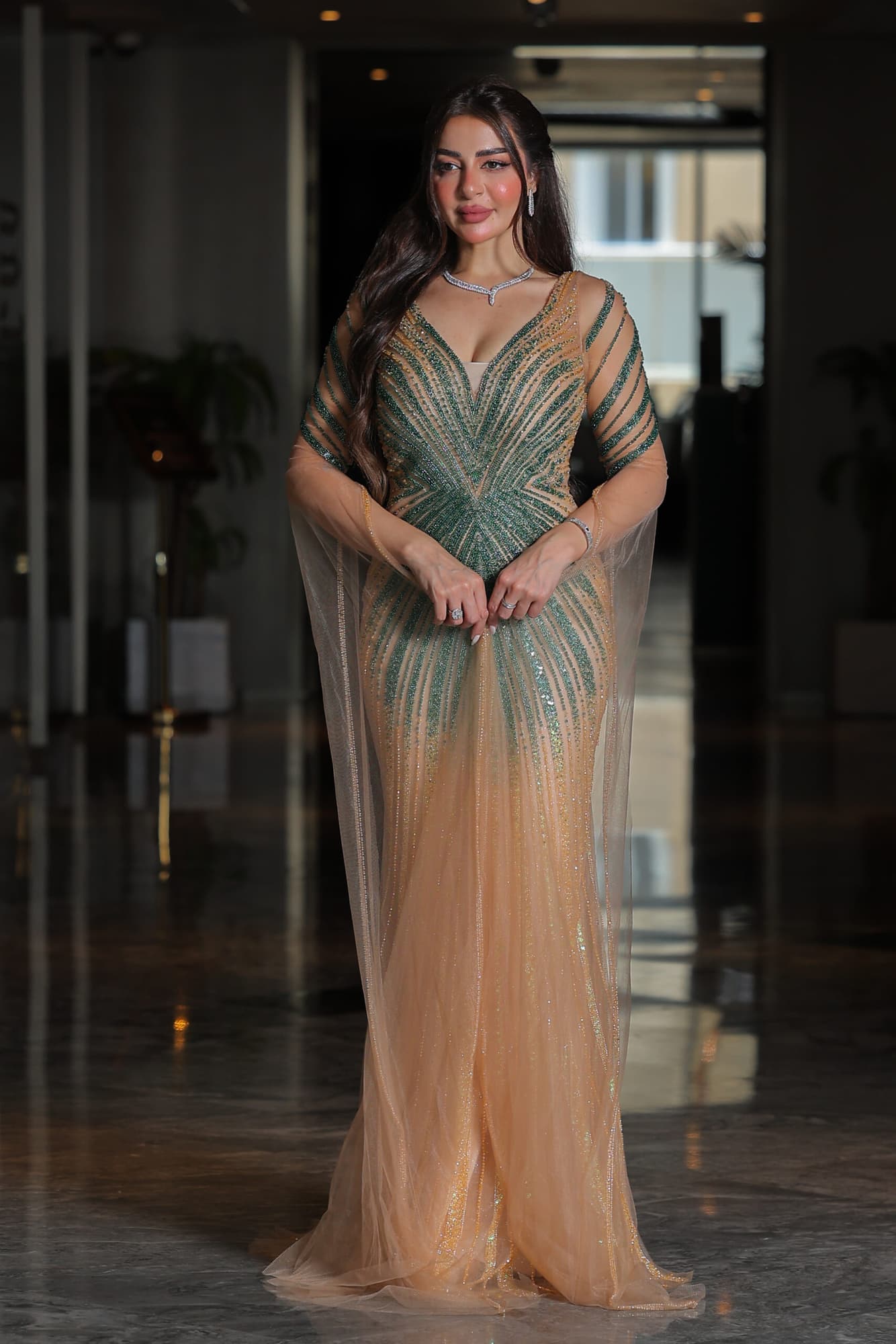 فستان سهرة ماسك بقصة سمكة مطرز بخرز واكمام كيب