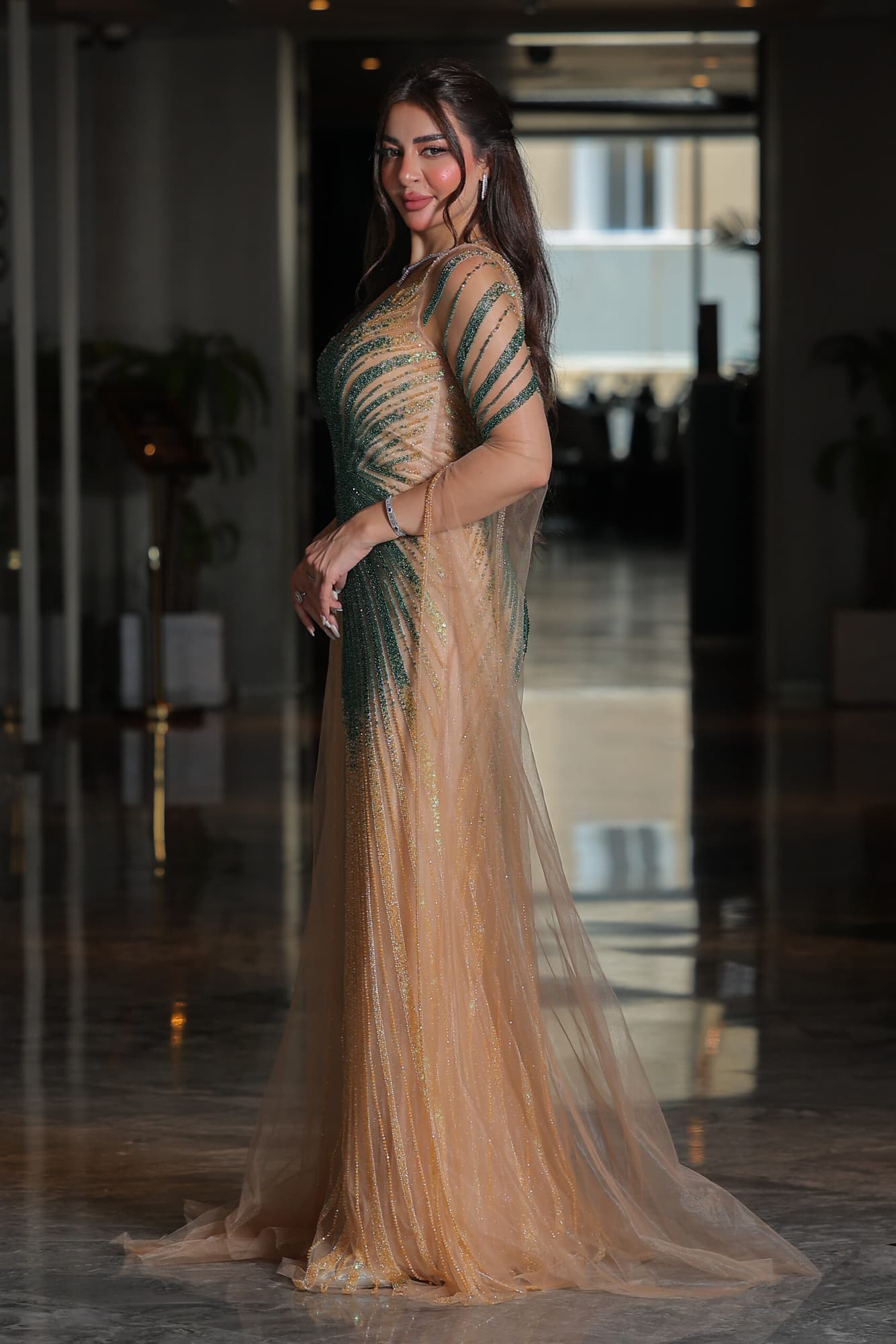 فستان سهرة ماسك بقصة سمكة مطرز بخرز واكمام كيب