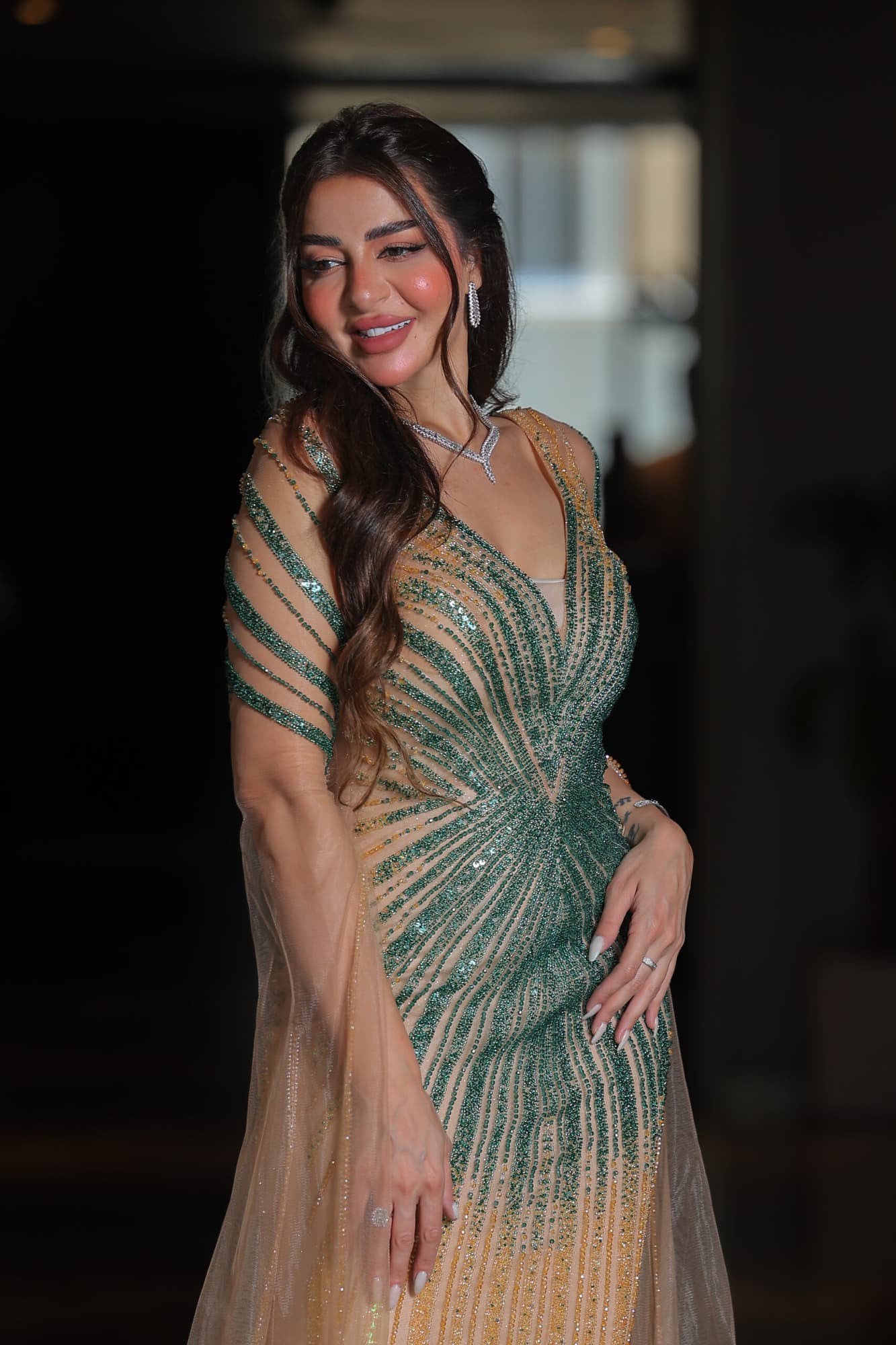 فستان سهرة ماسك بقصة سمكة مطرز بخرز واكمام كيب