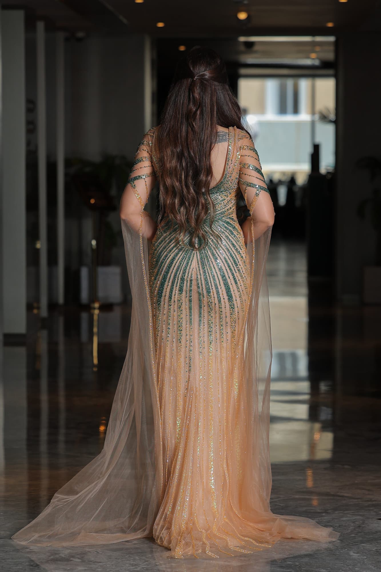 فستان سهرة ماسك بقصة سمكة مطرز بخرز واكمام كيب