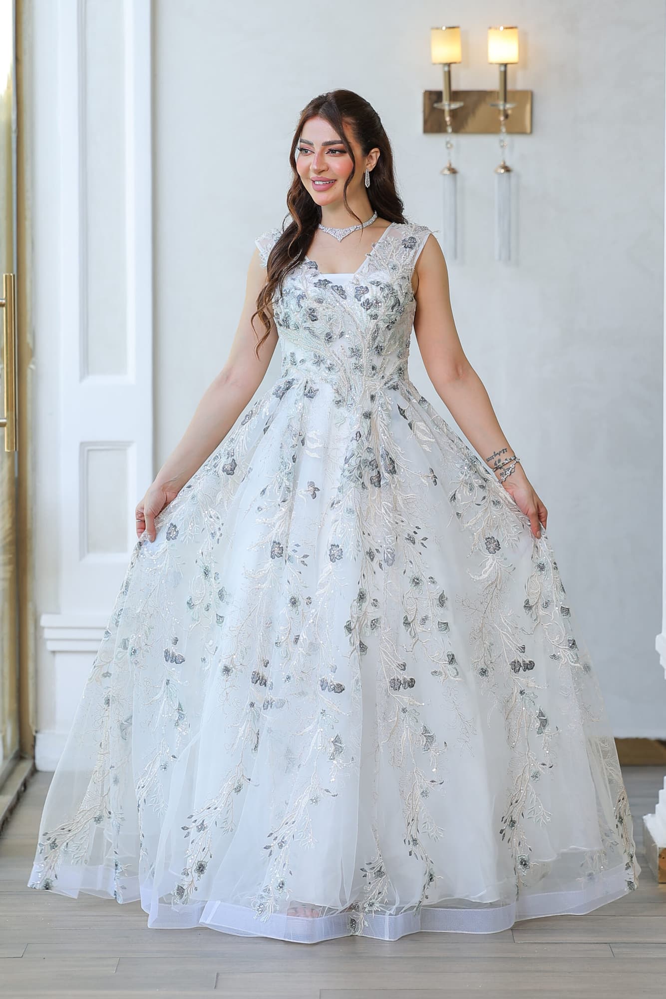 فستان سهره ابيض بطبعات ورود