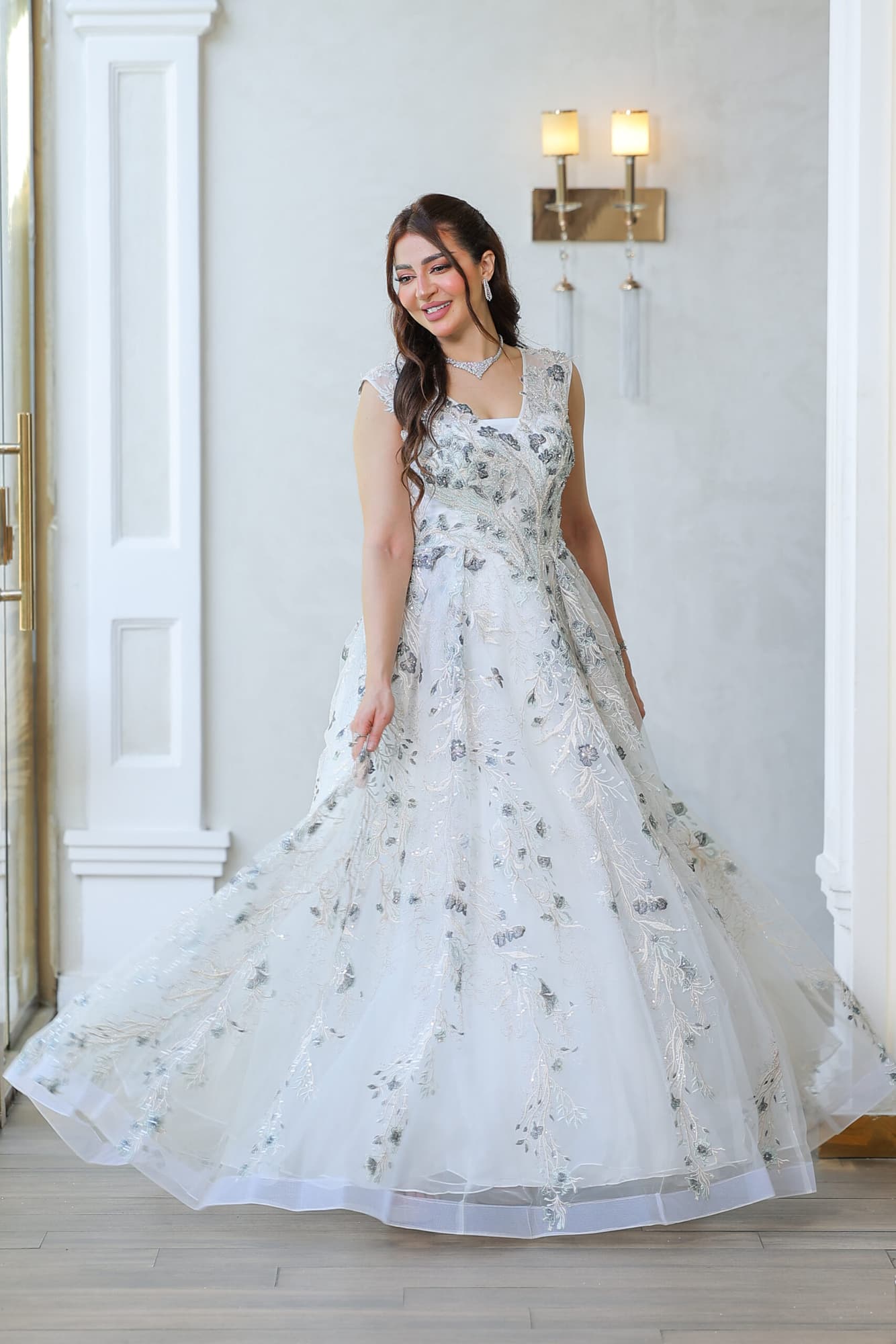 فستان سهره ابيض بطبعات ورود