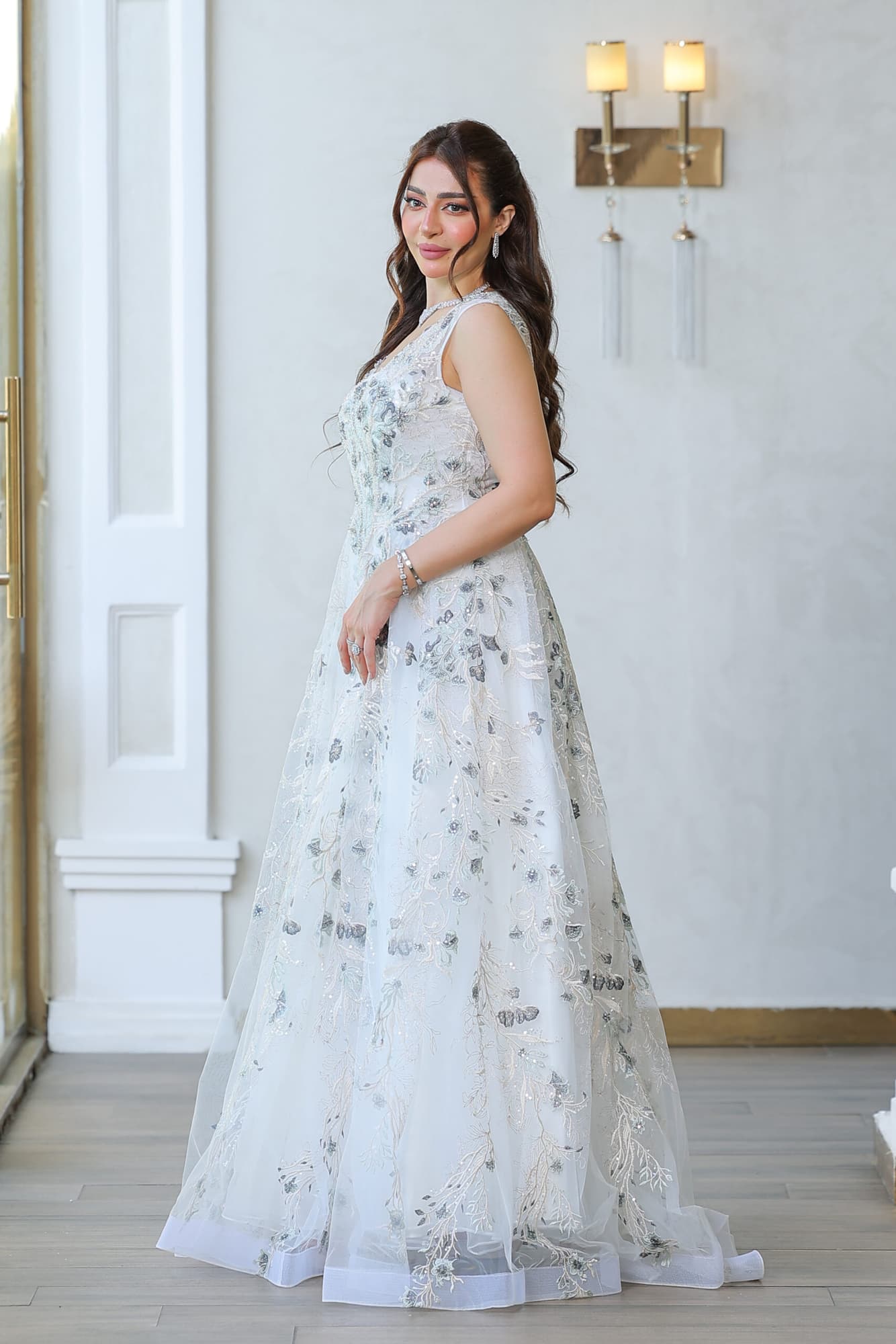 فستان سهره ابيض بطبعات ورود