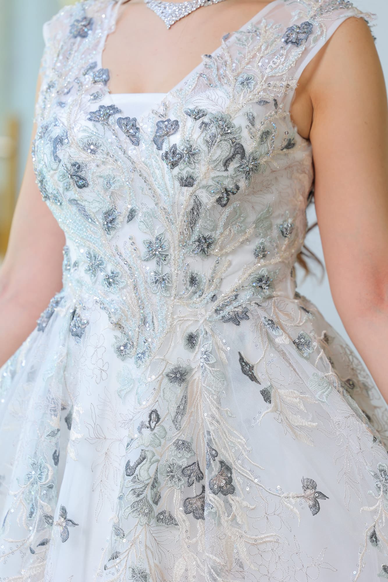 فستان سهره ابيض بطبعات ورود