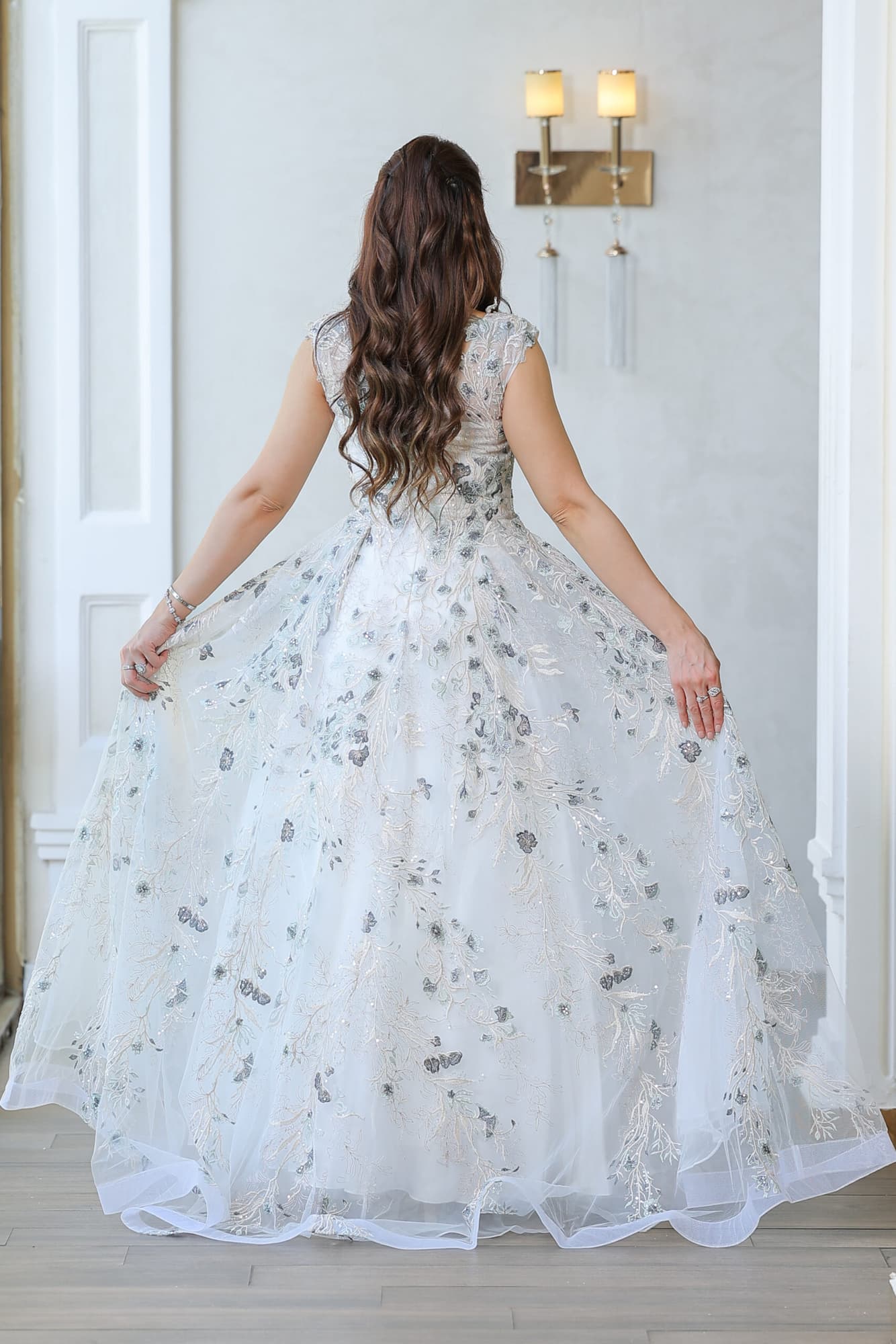 فستان سهره ابيض بطبعات ورود