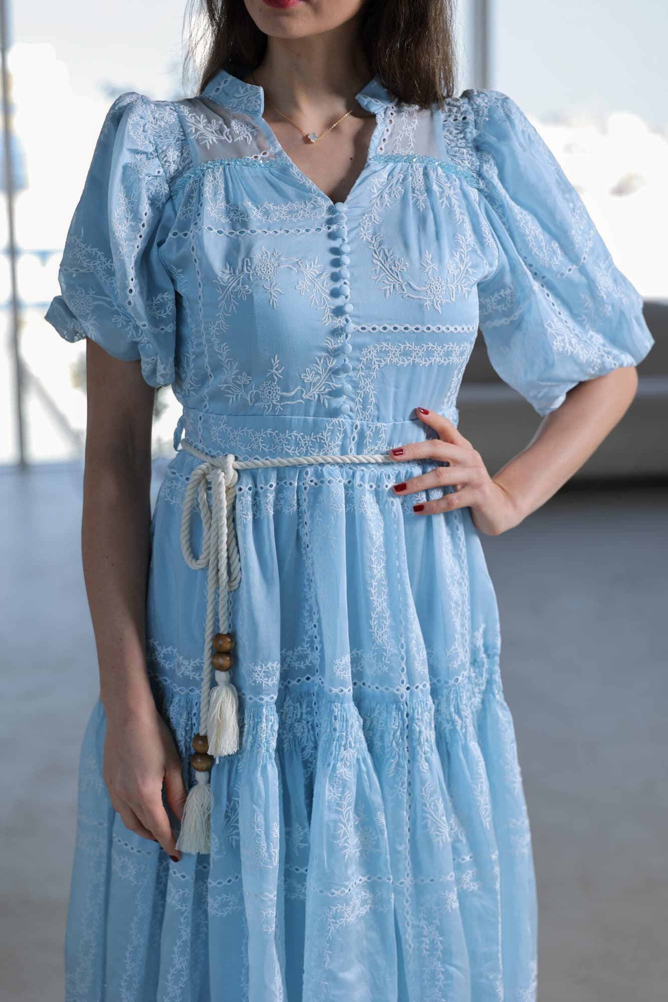 فستان ميدي بخياطه يدويه من الدانتيل سماوي