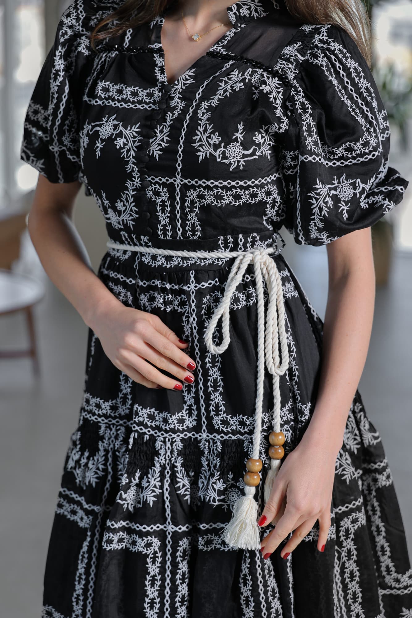 فستان ميدي بخياطه يدويه من الدانتيل اسود