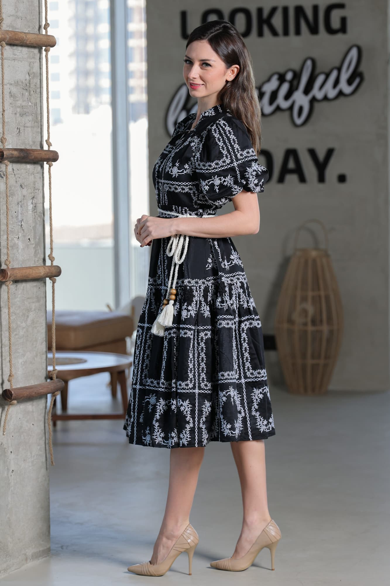 فستان ميدي بخياطه يدويه من الدانتيل