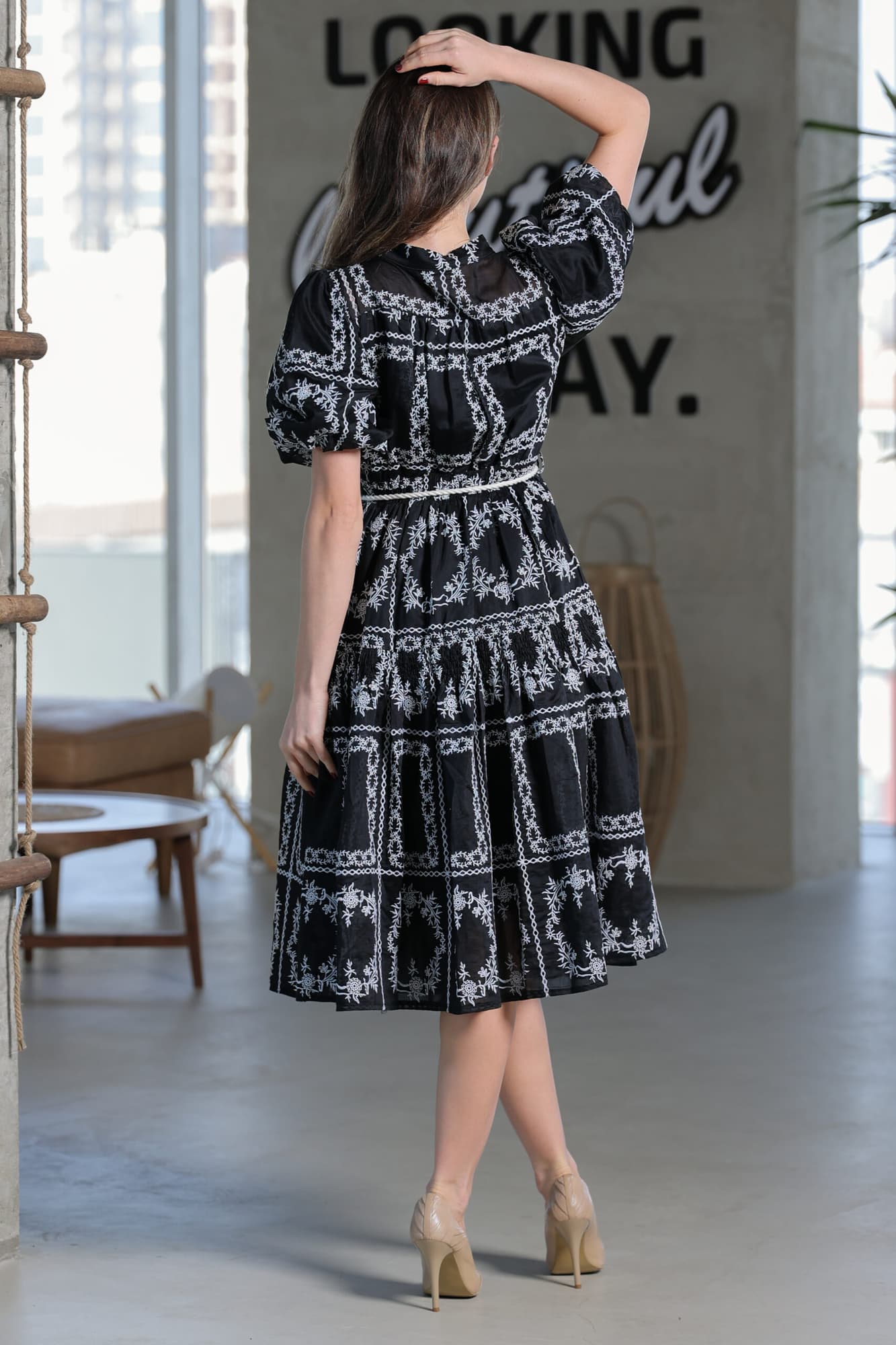 فستان ميدي بخياطه يدويه من الدانتيل